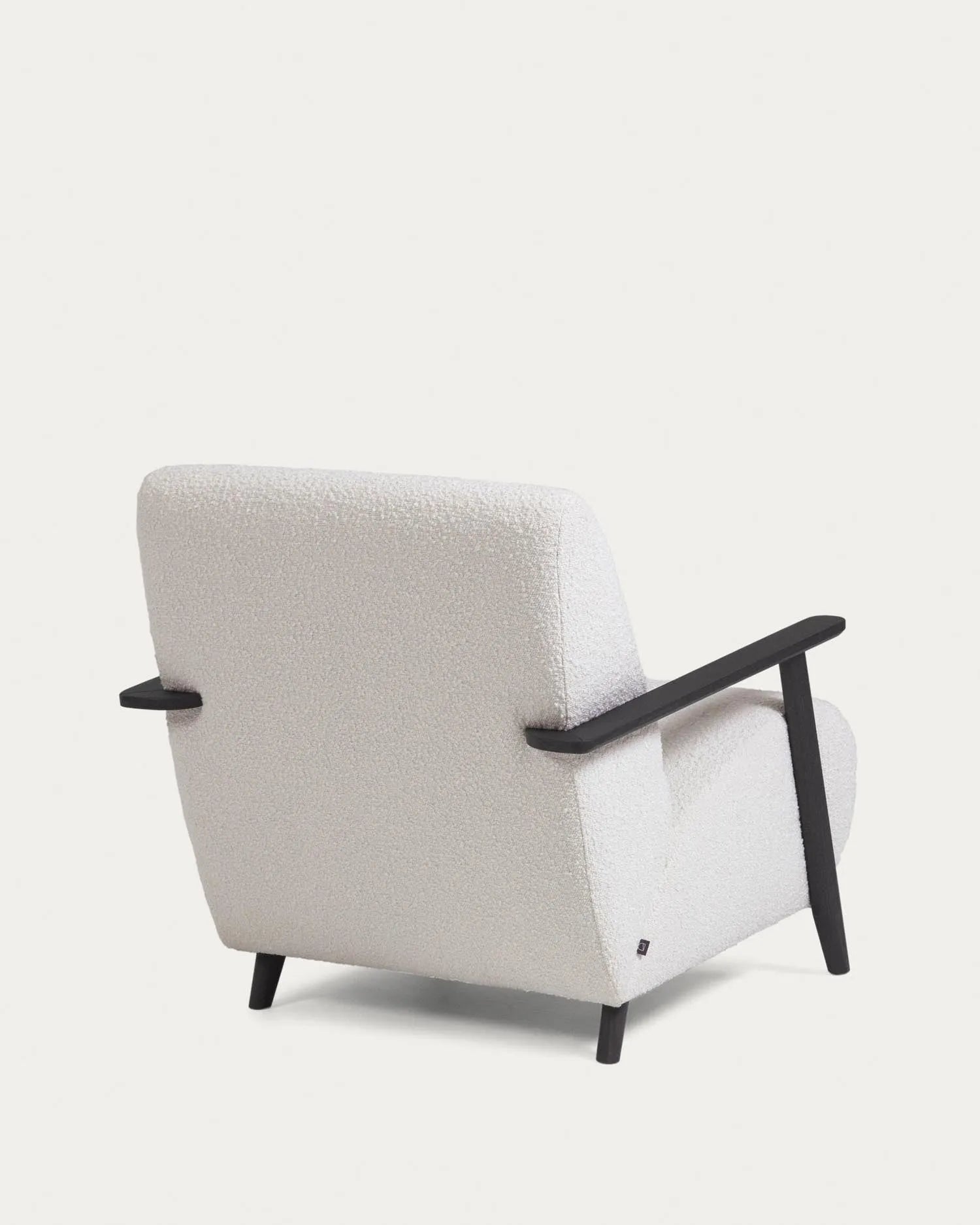 Meghan Sessel mit Bouclé-Bezug in Weiß und Beine aus massiver Esche mit Wenge-Finish FSC Mix Credit in Weiss präsentiert im Onlineshop von KAQTU Design AG. Sessel ist von Kave Home