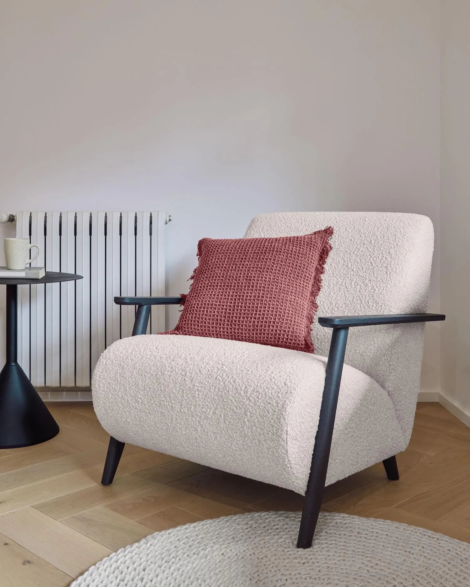 Meghan Sessel mit Bouclé-Bezug in Weiß und Beine aus massiver Esche mit Wenge-Finish FSC Mix Credit in Weiss präsentiert im Onlineshop von KAQTU Design AG. Sessel ist von Kave Home