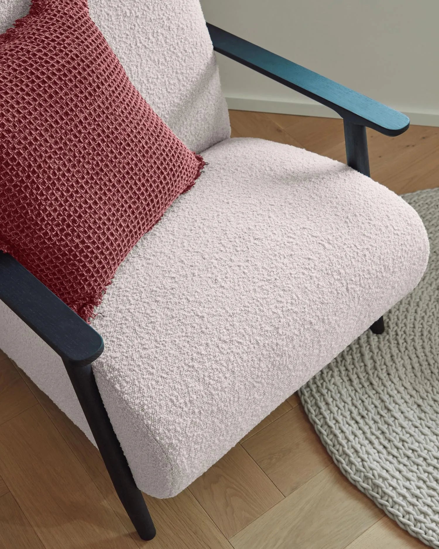 Meghan Sessel mit Bouclé-Bezug in Weiß und Beine aus massiver Esche mit Wenge-Finish FSC Mix Credit in Weiss präsentiert im Onlineshop von KAQTU Design AG. Sessel ist von Kave Home