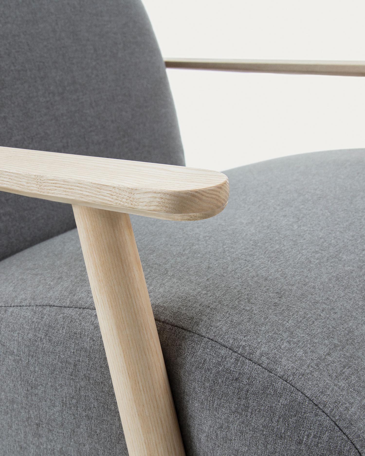 Meghan Sessel aus grauer und massiven Eschenholzbeinen mit natürlichem Finish in Grau präsentiert im Onlineshop von KAQTU Design AG. Sessel ist von Kave Home