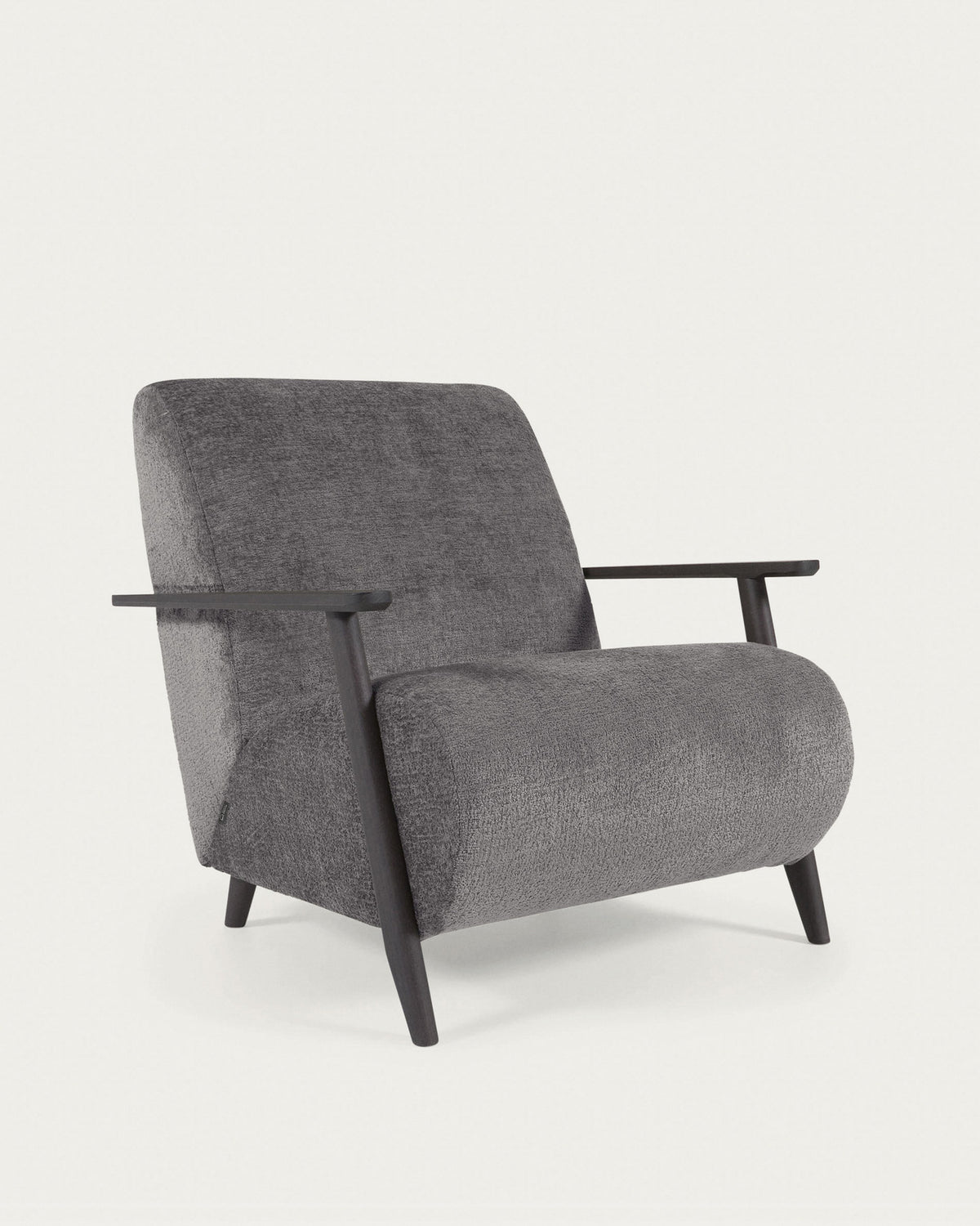 Sessel Meghan aus grauer Chenille und Holz mit Wenge-Finish in Grau präsentiert im Onlineshop von KAQTU Design AG. Sessel ist von Kave Home