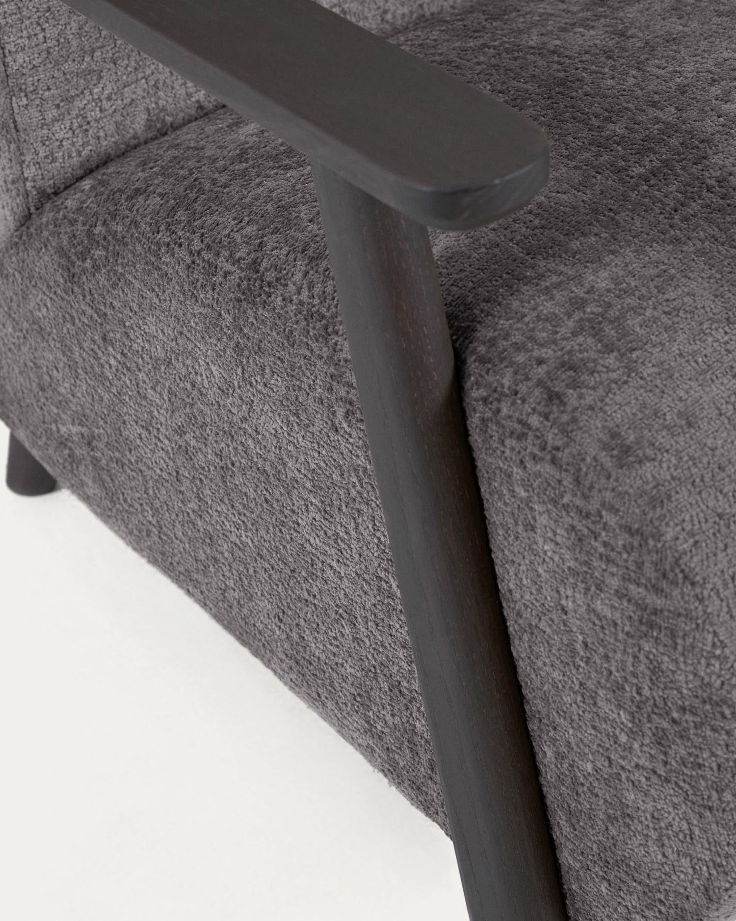 Sessel Meghan aus grauer Chenille und Holz mit Wenge-Finish in Grau präsentiert im Onlineshop von KAQTU Design AG. Sessel ist von Kave Home
