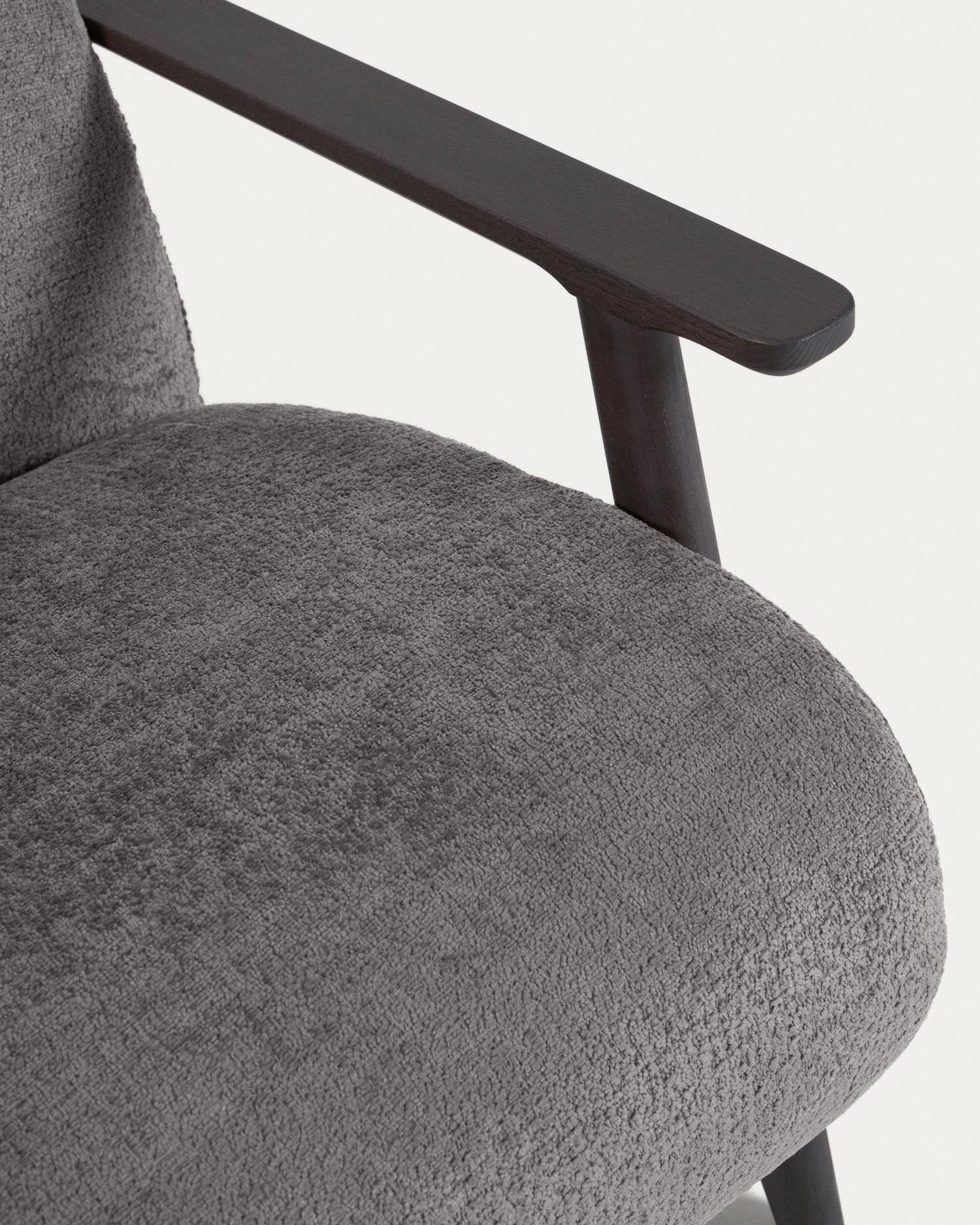 Sessel Meghan aus grauer Chenille und Holz mit Wenge-Finish in Grau präsentiert im Onlineshop von KAQTU Design AG. Sessel ist von Kave Home