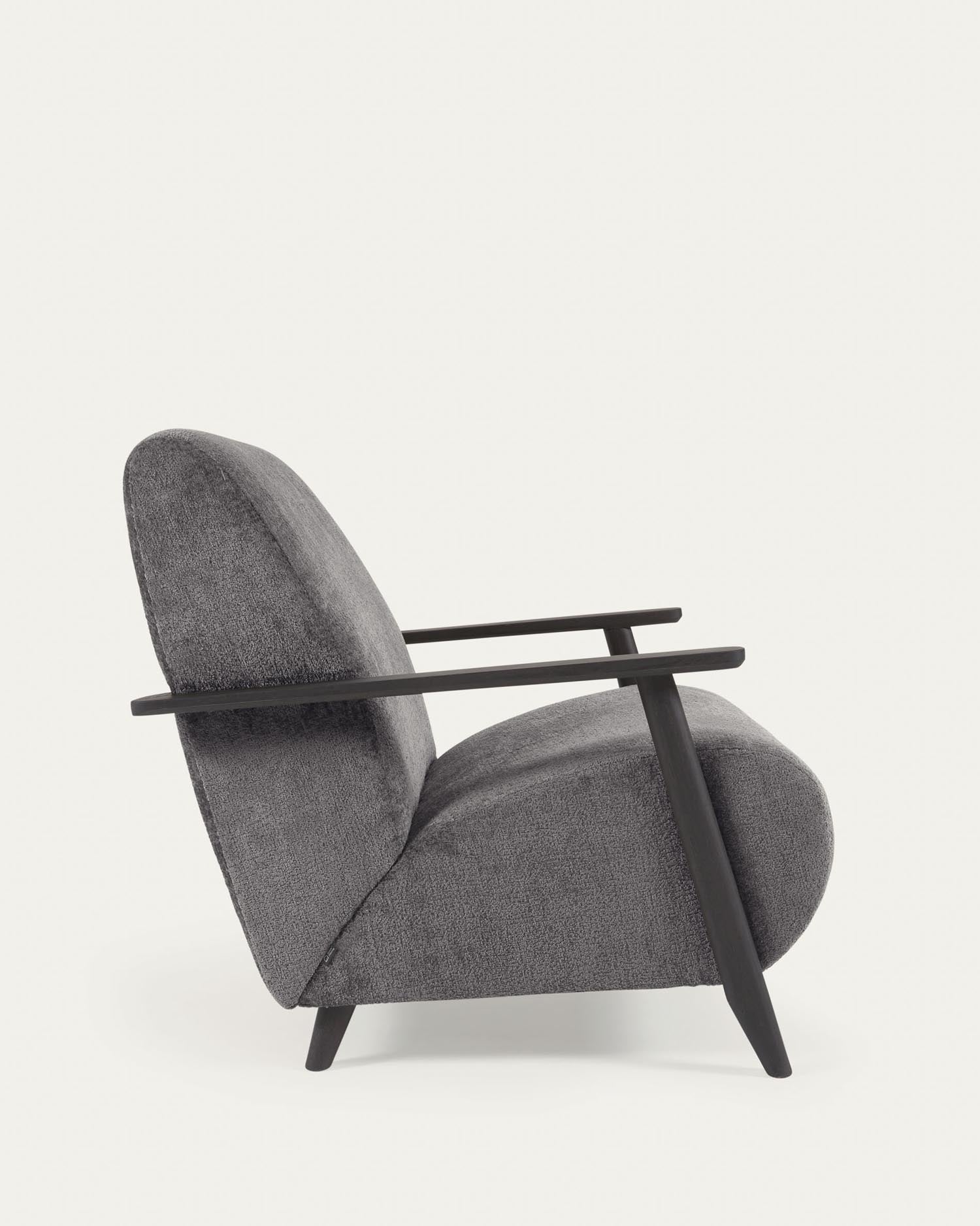 Sessel Meghan aus grauer Chenille und Holz mit Wenge-Finish in Grau präsentiert im Onlineshop von KAQTU Design AG. Sessel ist von Kave Home
