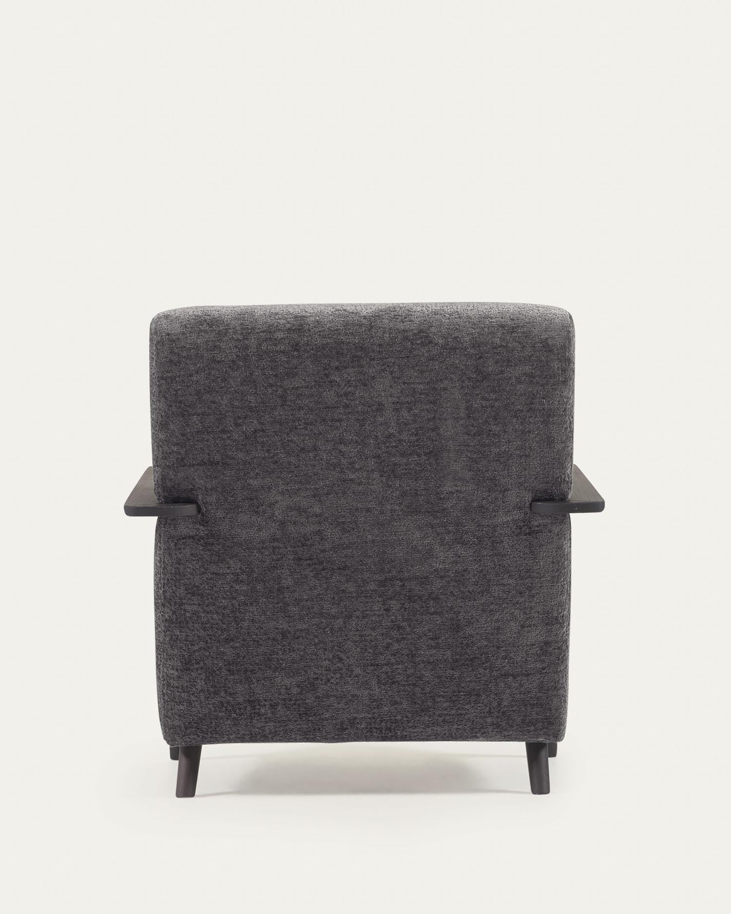 Entdecken Sie den Sessel Meghan von Kave Home: Eleganter grauer Chenille-Stoff trifft auf robustes Eschenholz mit edlem Wenge-Finish.