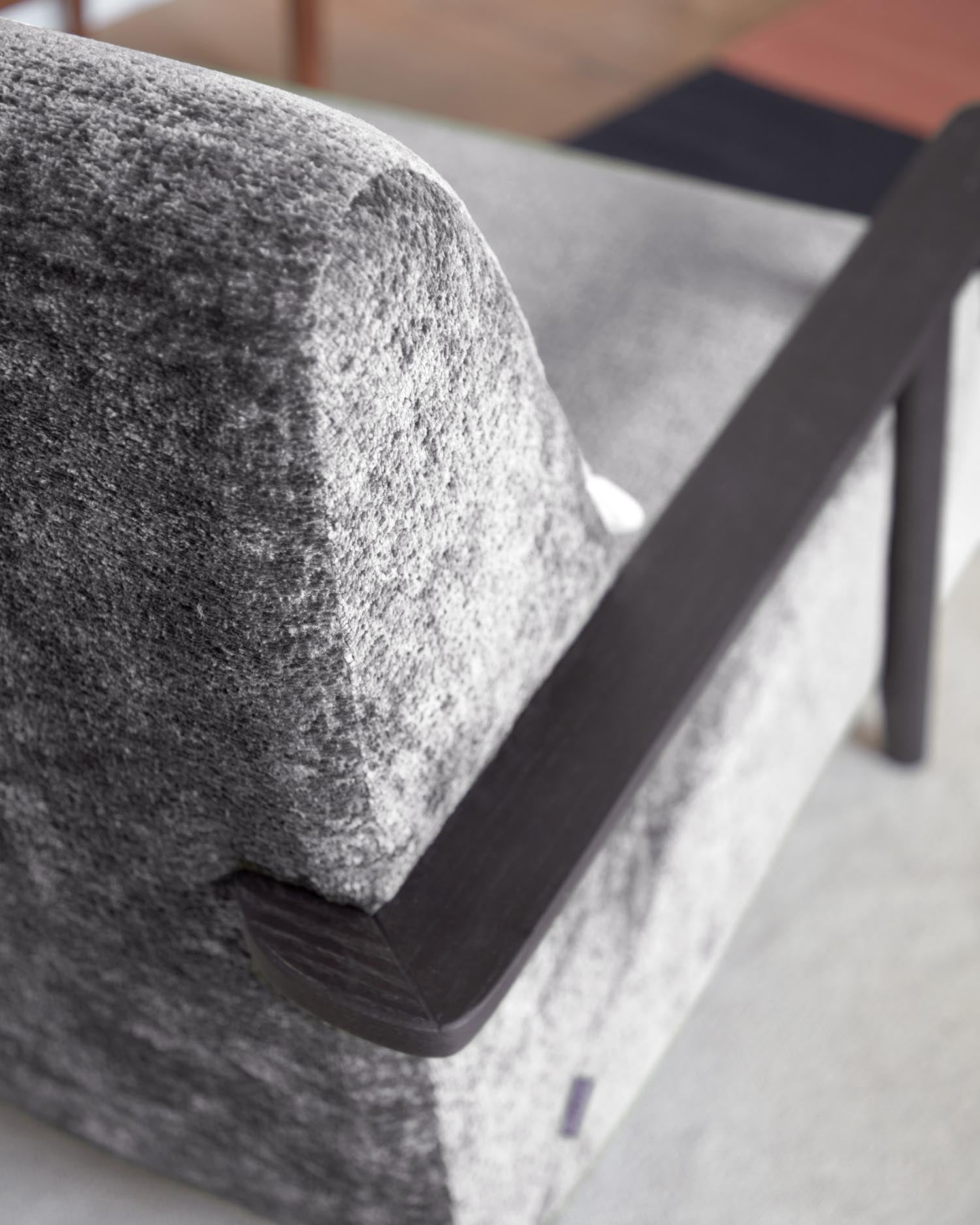 Sessel Meghan aus grauer Chenille und Holz mit Wenge-Finish in Grau präsentiert im Onlineshop von KAQTU Design AG. Sessel ist von Kave Home