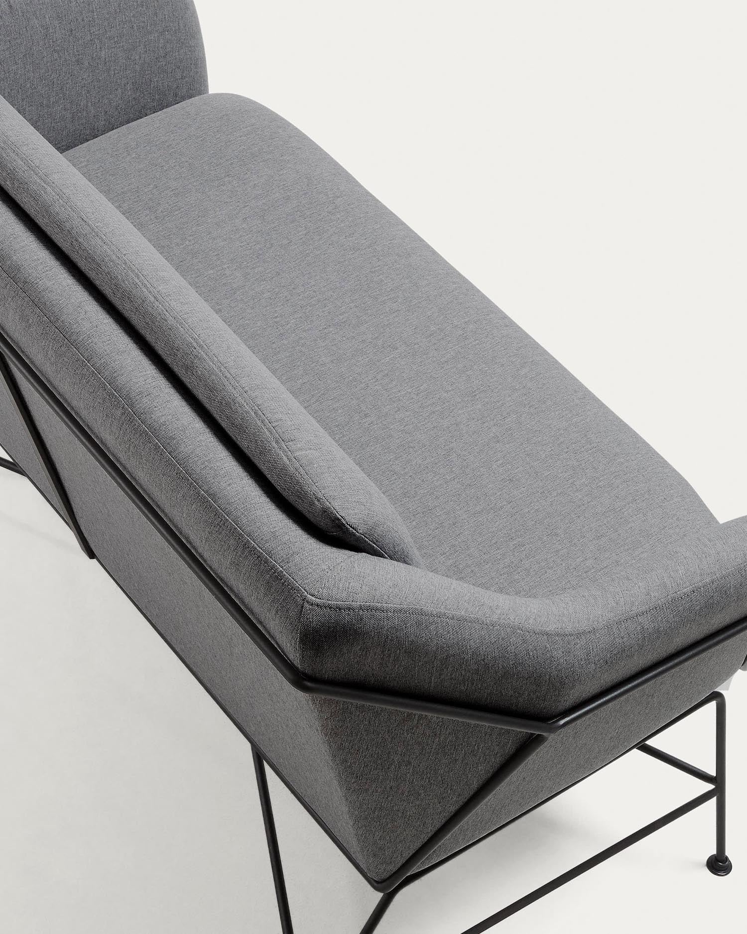 Das Brida 2-Sitzer-Sofa in Dunkelgrau von Kave Home bietet stilvollen Komfort auf 128 cm, perfekt für kleine Räume und moderne Wohnkonzepte.