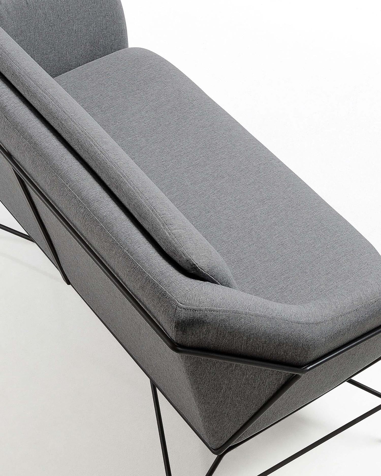 Das stilvolle Brida 2-Sitzer-Sofa in Dunkelgrau von Kave Home bietet optimalen Komfort und passt perfekt in kleinere Räume.