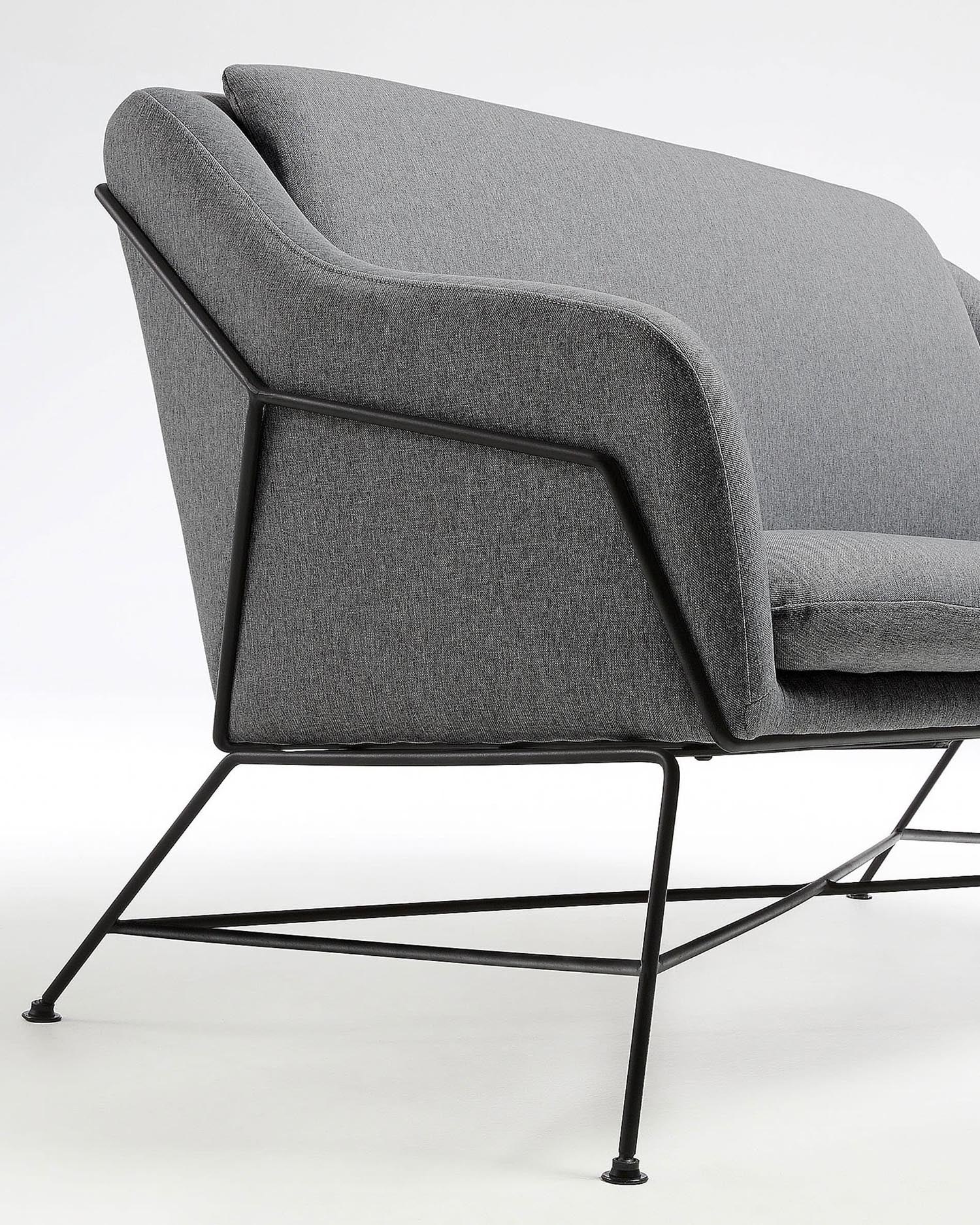 Das elegante Brida 2-Sitzer-Sofa in Dunkelgrau von Kave Home vereint modernes Design mit hohem Komfort und ist ideal für jedes Wohnzimmer.