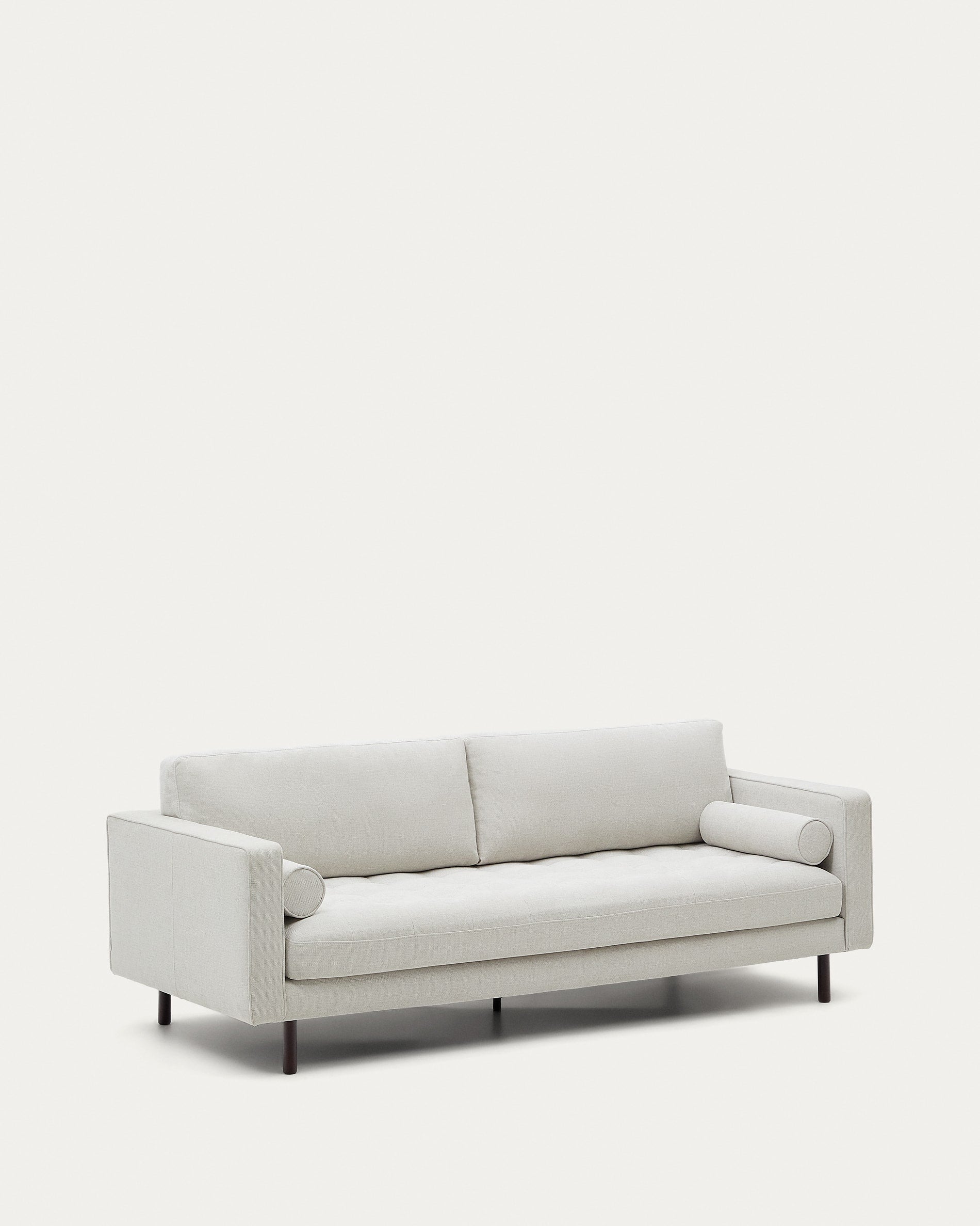 Das Debra Sofa von Kave Home: Eleganz trifft Komfort mit perlfarbener Chenille und Wenge-Beinen, inspiriert von Mid-Century-Design.