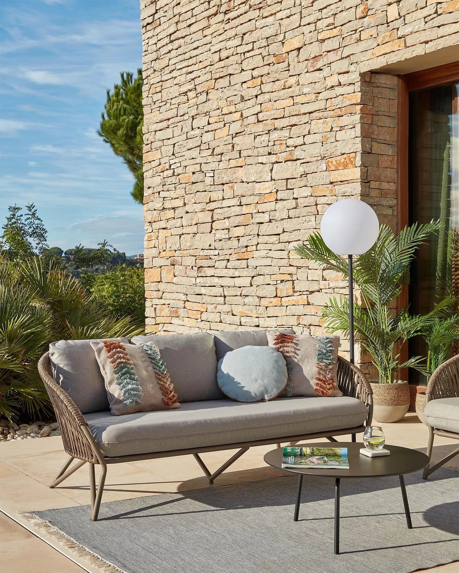 Elegantes 3-Sitzer-Sofa aus wetterbeständigem Seil und stabilem Metallgestell, ideal für stilvolle Entspannung.