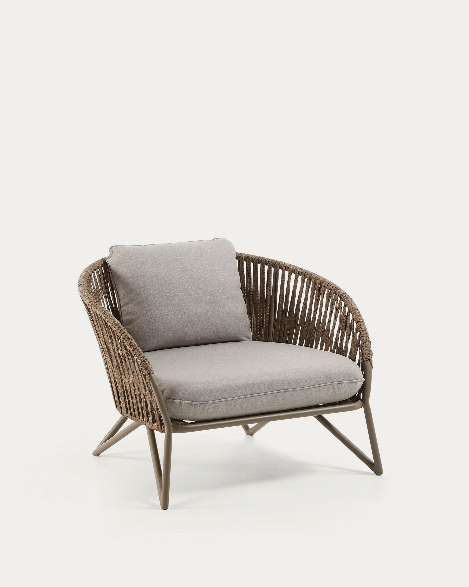 3D-Modell des Branzie Sessels: Modernes Design, braunes Seil, ideal für Terrasse und Garten, vereint Komfort und Stil.