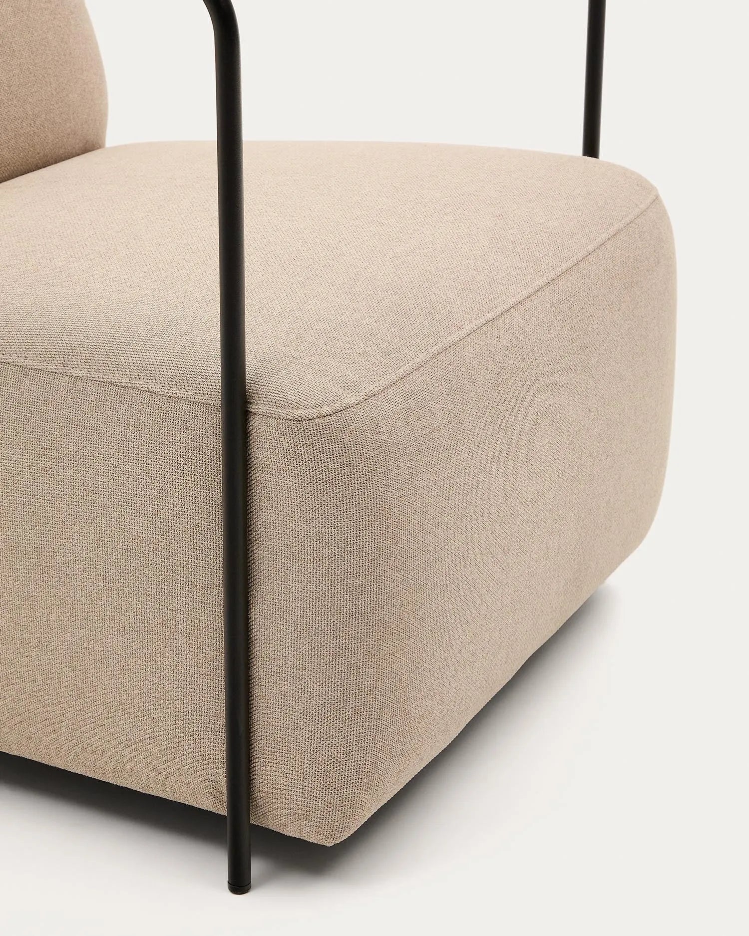 Eleganter Gamer-Sessel in Grün mit mattschwarzem Metall, ergonomisch und stilvoll für modernes Wohnen.