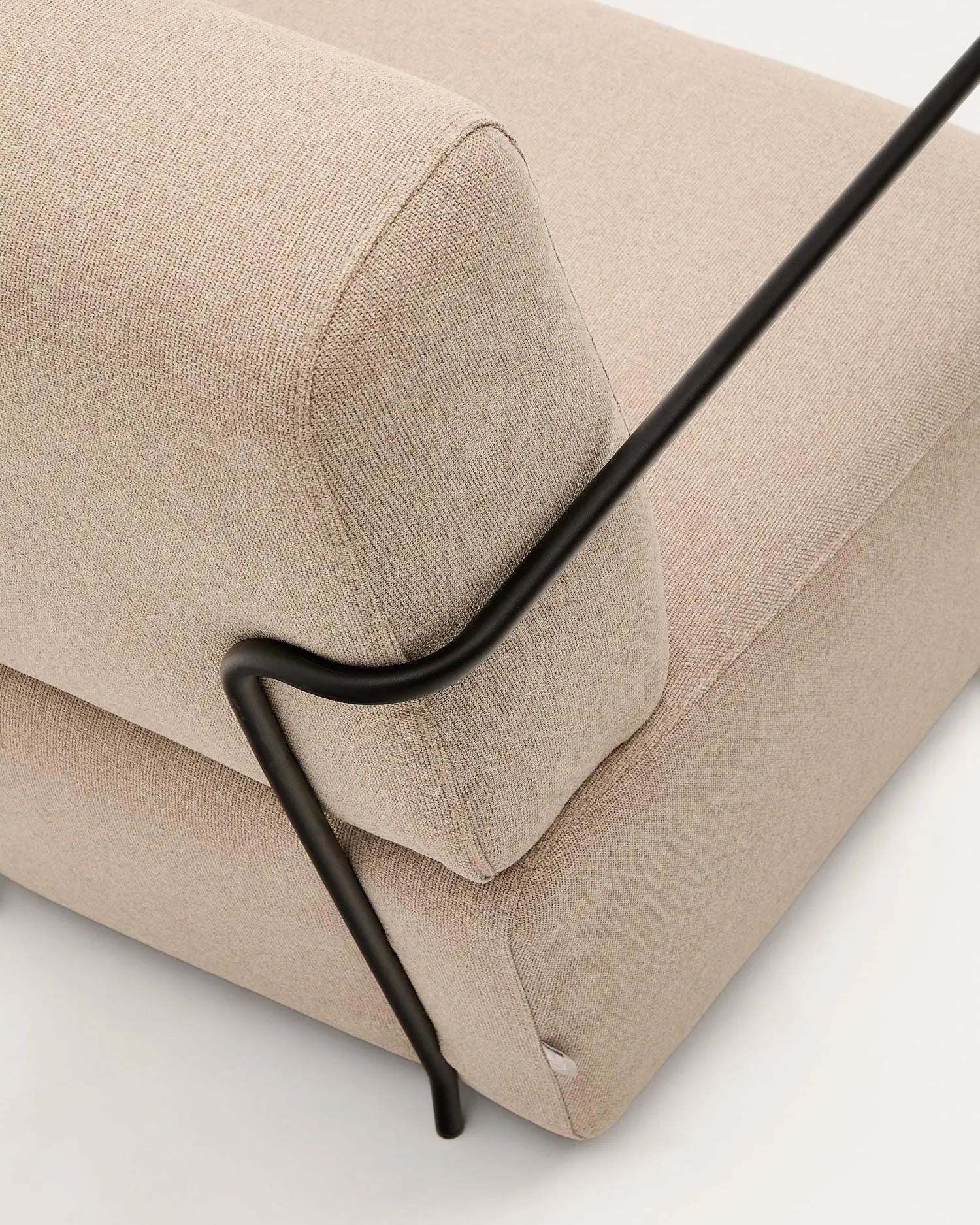 Eleganter Gamer-Sessel in Grün mit mattschwarzem Metall, ergonomisch und stilvoll für modernes Wohnen.