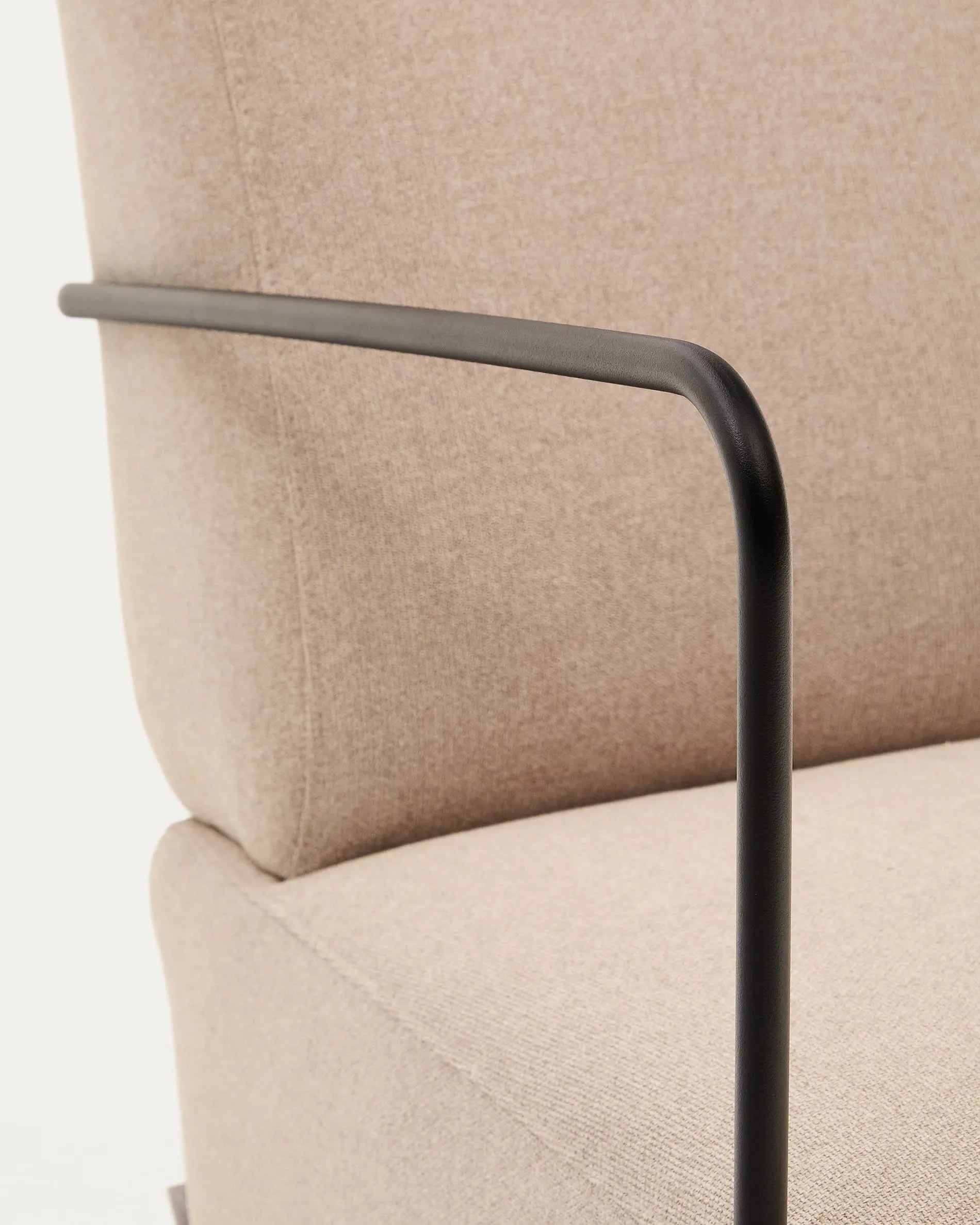 Eleganter Gamer-Sessel in Grün mit mattschwarzem Metall, ergonomisch und stilvoll für modernes Wohnen.