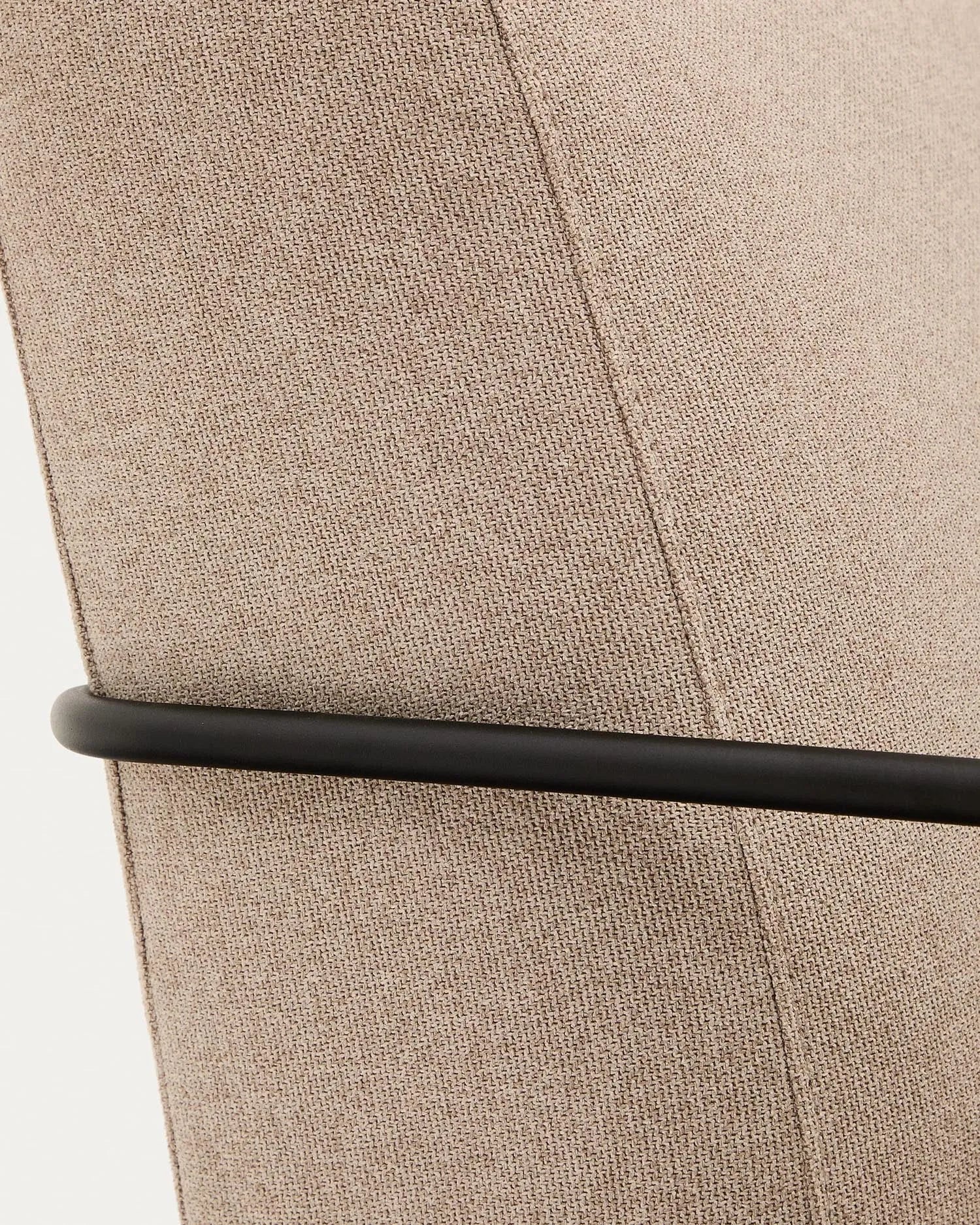 Eleganter Gamer-Sessel in Grün mit mattschwarzem Metall, ergonomisch und stilvoll für modernes Wohnen.