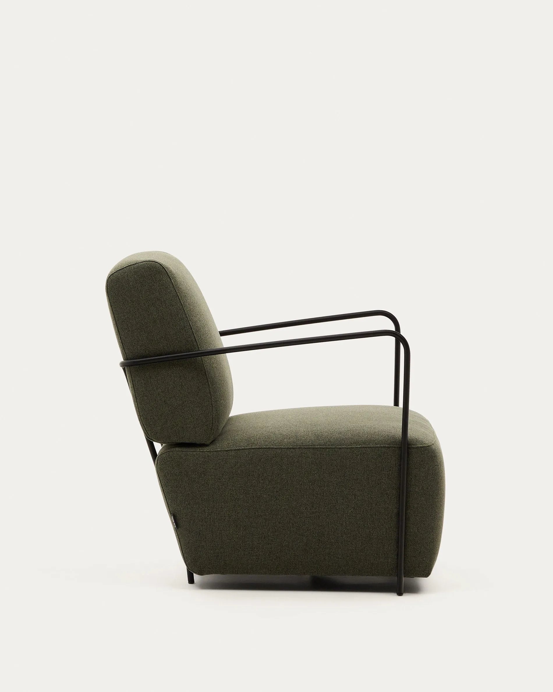 Eleganter Gamer-Sessel in Grün mit mattschwarzem Metall, ergonomisch und stilvoll für modernes Wohnen.