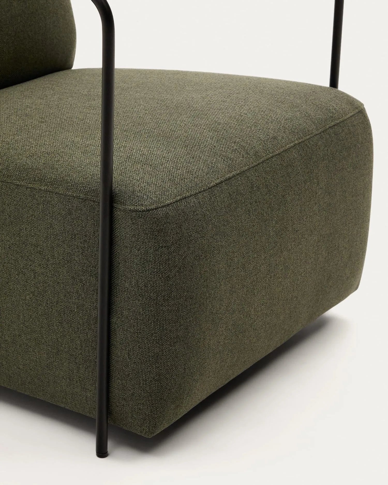 Eleganter Gamer-Sessel in Grün mit mattschwarzem Metall, ergonomisch und stilvoll für modernes Wohnen.