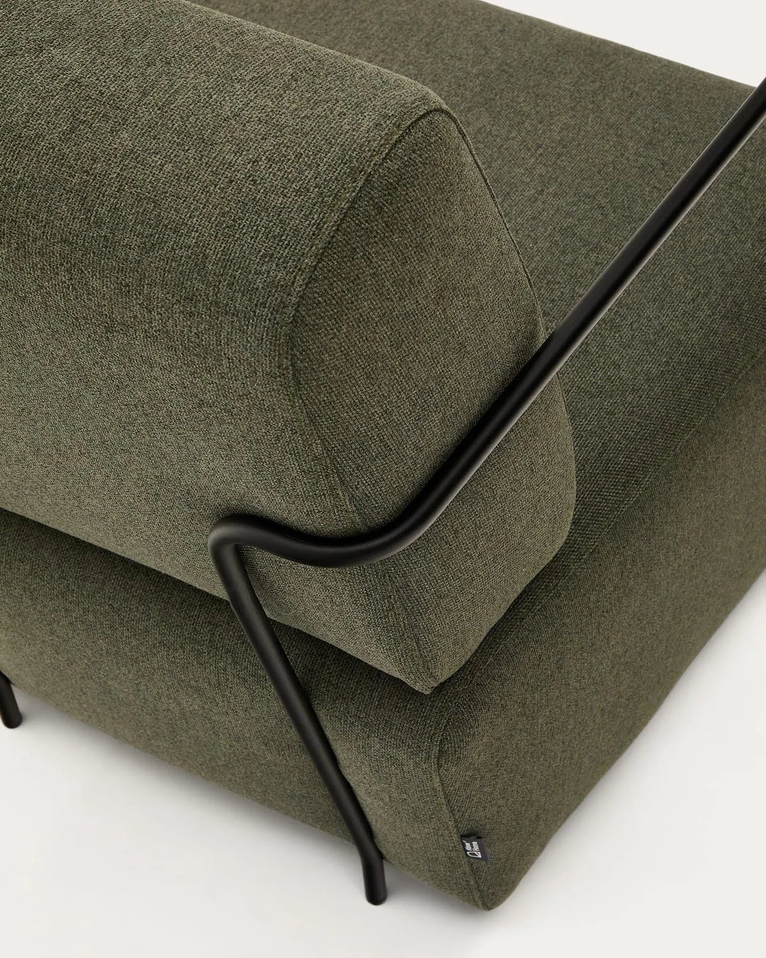 Eleganter Gamer-Sessel in Grün mit mattschwarzem Metall, ergonomisch und stilvoll für modernes Wohnen.