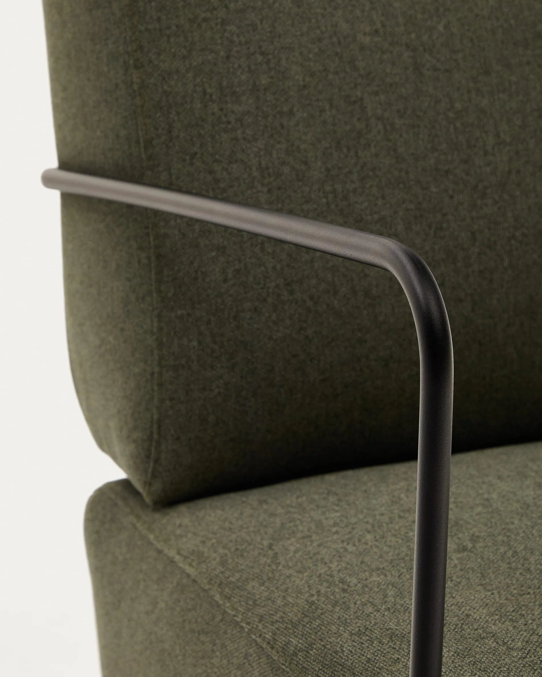 Eleganter Gamer-Sessel in Grün mit mattschwarzem Metall, ergonomisch und stilvoll für modernes Wohnen.