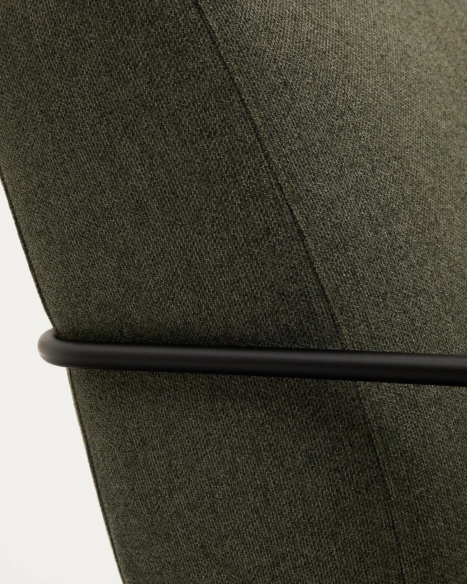 Eleganter Gamer-Sessel in Grün mit mattschwarzem Metall, ergonomisch und stilvoll für modernes Wohnen.