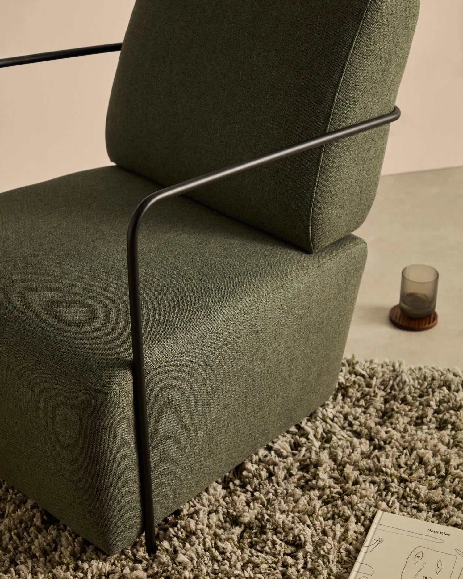 Eleganter Gamer-Sessel in Grün mit mattschwarzem Metall, ergonomisch und stilvoll für modernes Wohnen.