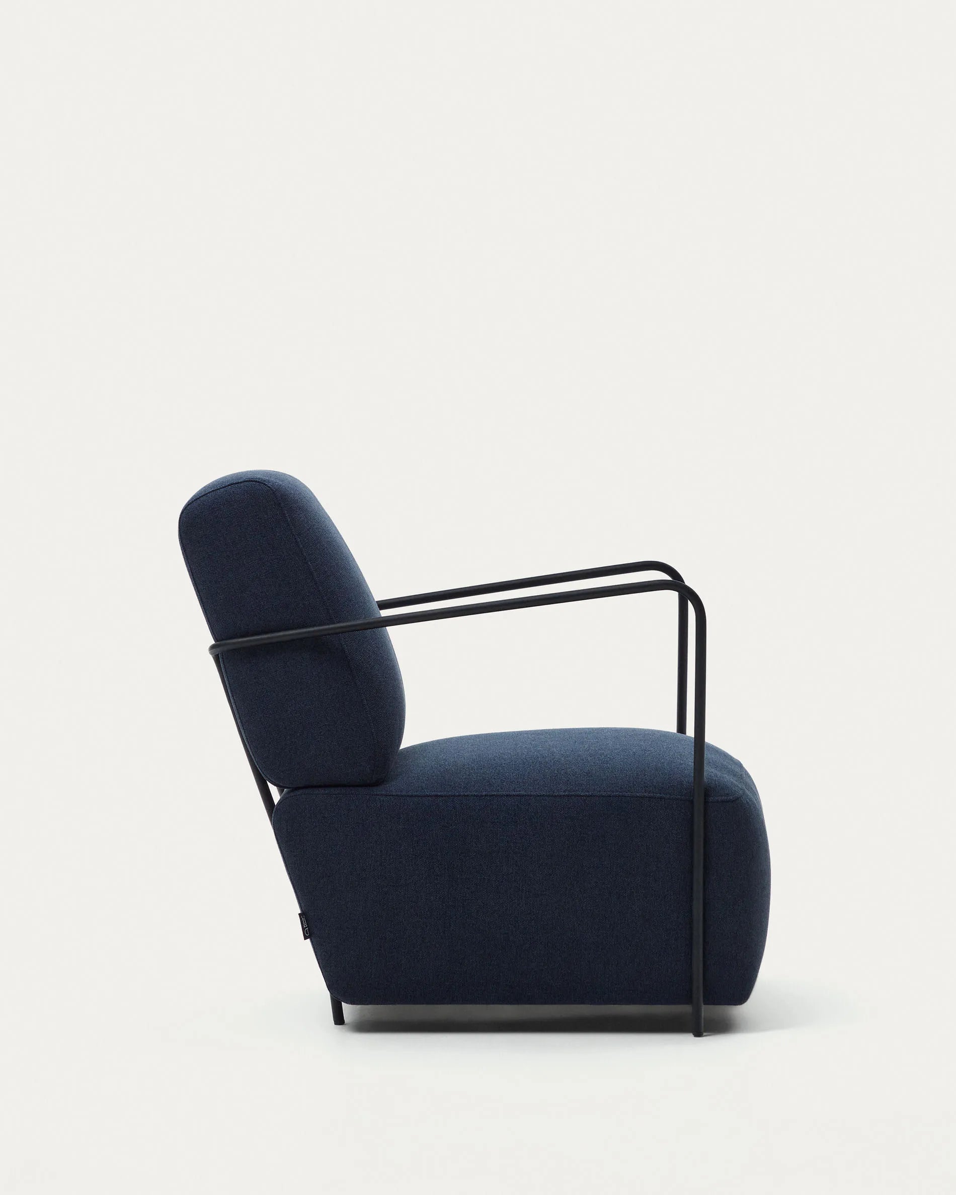 Eleganter blauer Sessel mit schwarzem Metallrahmen, ideal für modernes Wohnen. Komfort und Stil vereint in einem zeitlosen Design.