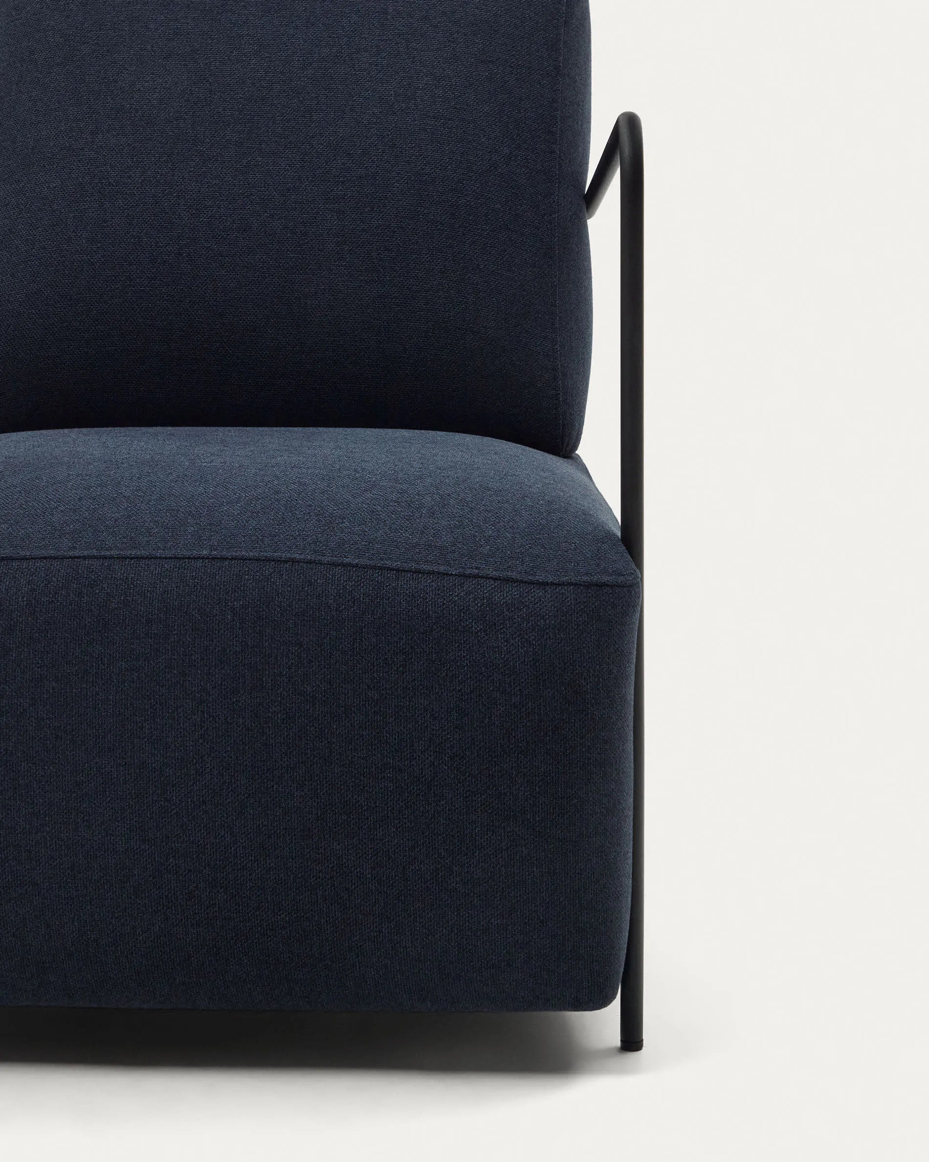 Eleganter blauer Sessel mit schwarzem Metallrahmen, ideal für modernes Wohnen. Komfort und Stil vereint in einem zeitlosen Design.