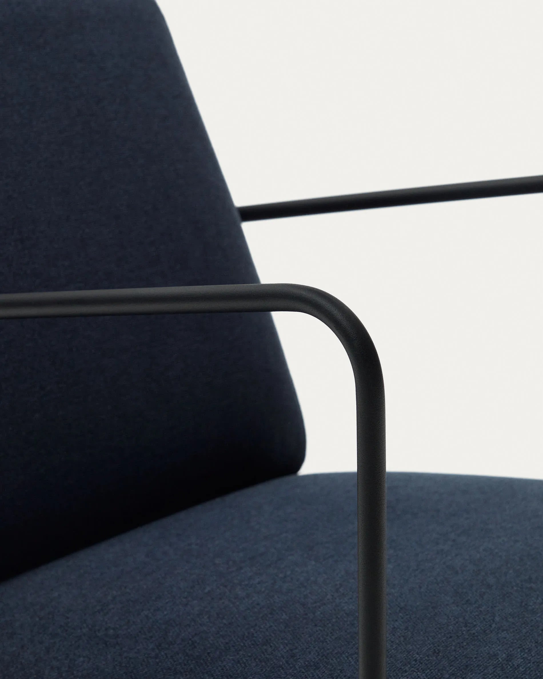 Eleganter blauer Sessel mit schwarzem Metallrahmen, ideal für modernes Wohnen. Komfort und Stil vereint in einem zeitlosen Design.