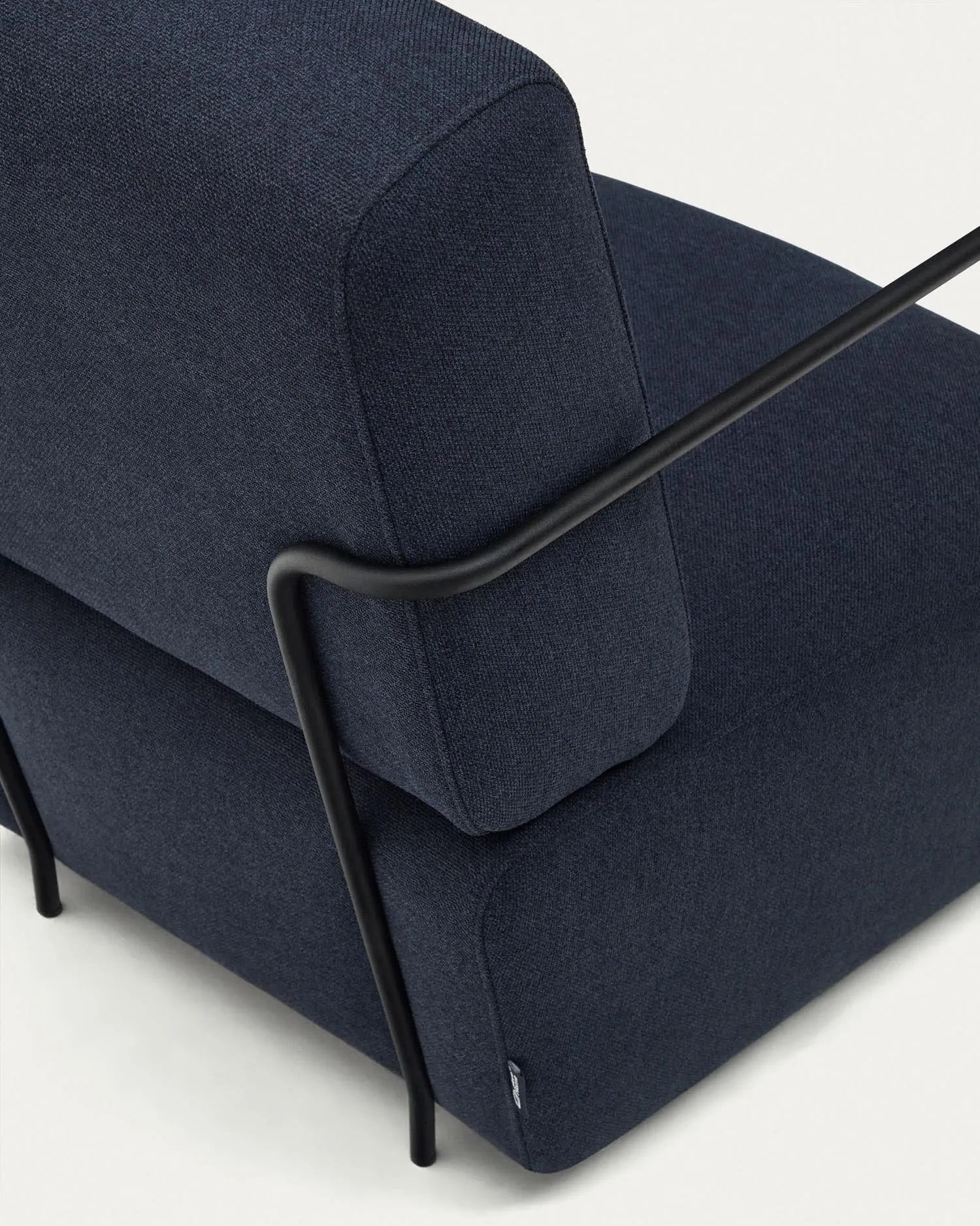 Eleganter blauer Sessel mit schwarzem Metallrahmen, ideal für modernes Wohnen. Komfort und Stil vereint in einem zeitlosen Design.