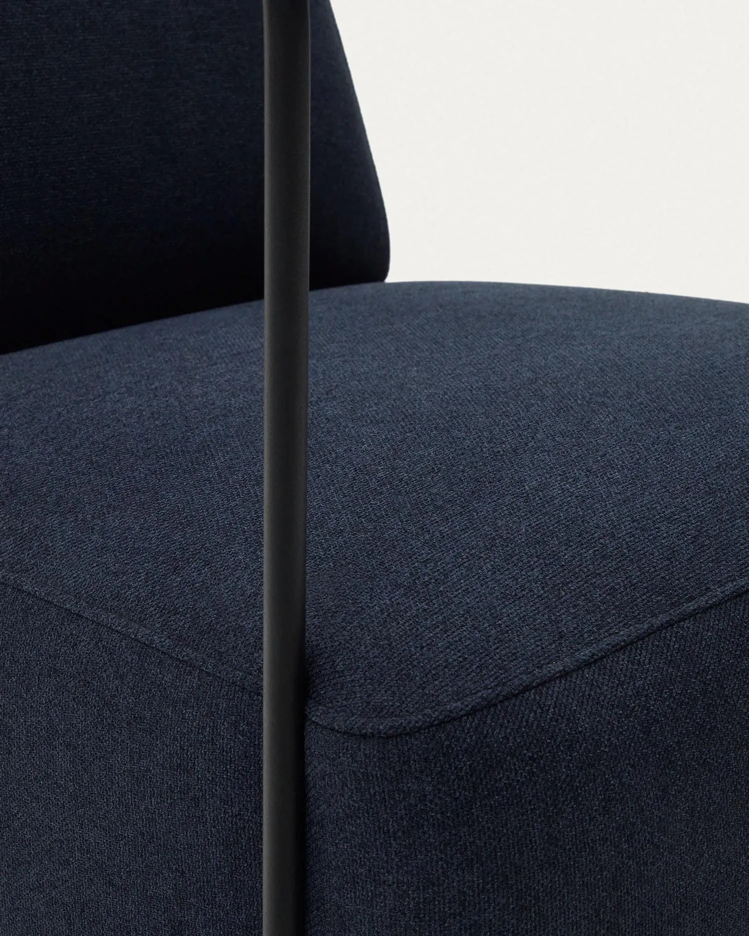 Eleganter blauer Sessel mit schwarzem Metallrahmen, ideal für modernes Wohnen. Komfort und Stil vereint in einem zeitlosen Design.