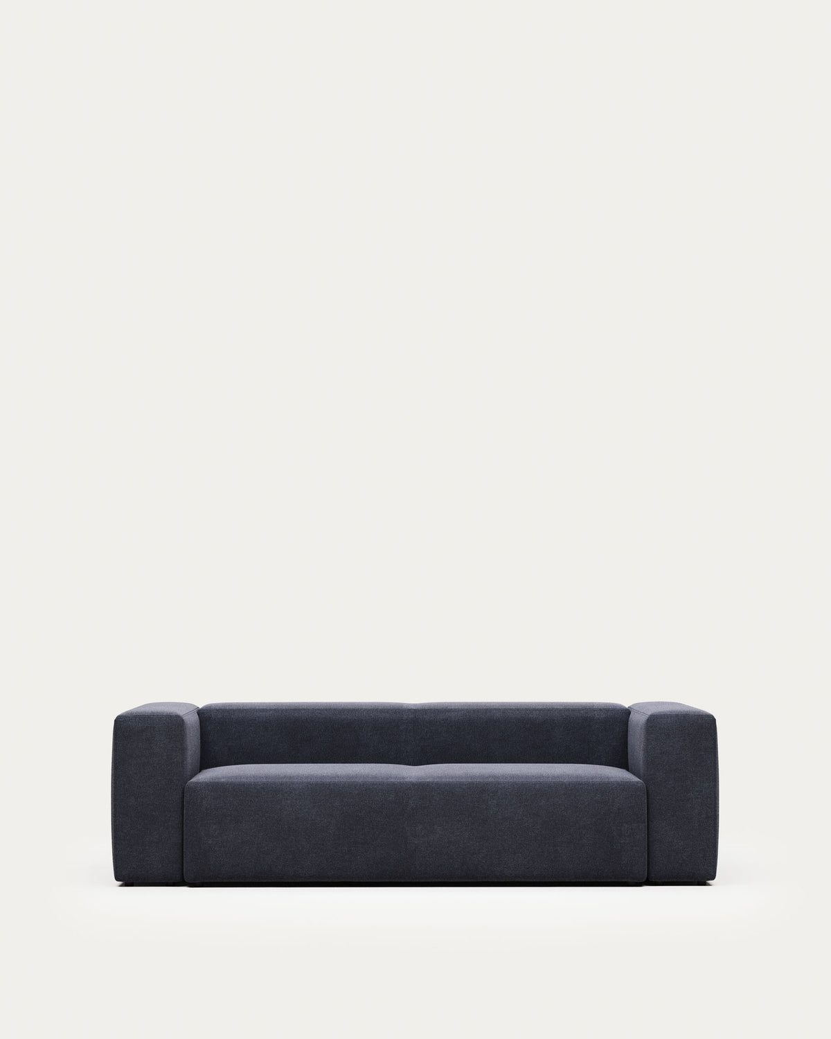 3-Sitzer-Sofa Blok, schwer entflammbar mit blauer Chenille, 240 cm in Blau präsentiert im Onlineshop von KAQTU Design AG. 3er Sofa ist von Kave Home