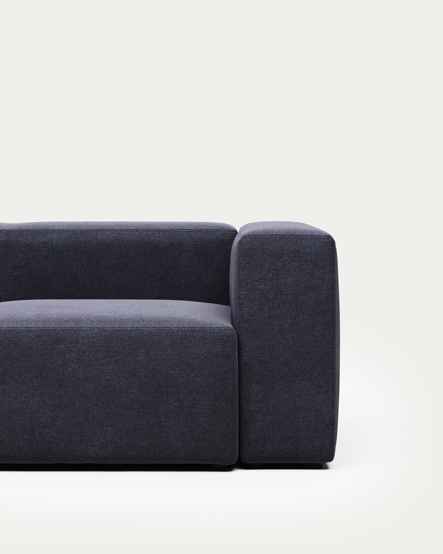 3-Sitzer-Sofa Blok, schwer entflammbar mit blauer Chenille, 240 cm in Blau präsentiert im Onlineshop von KAQTU Design AG. 3er Sofa ist von Kave Home