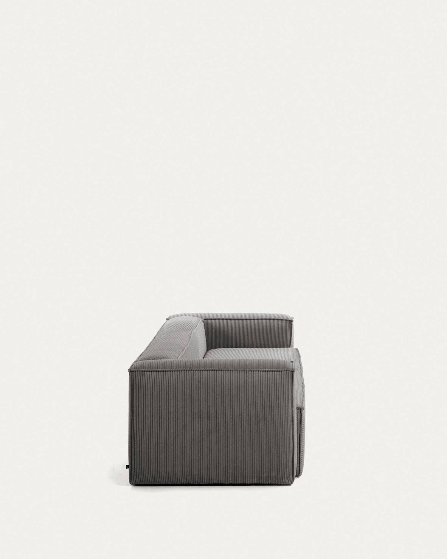 Entdecken Sie das Blok 3-Sitzer-Sofa in grauem Cord – ein stilvolles Möbelstück, das Komfort und Eleganz in Ihr Zuhause bringt.