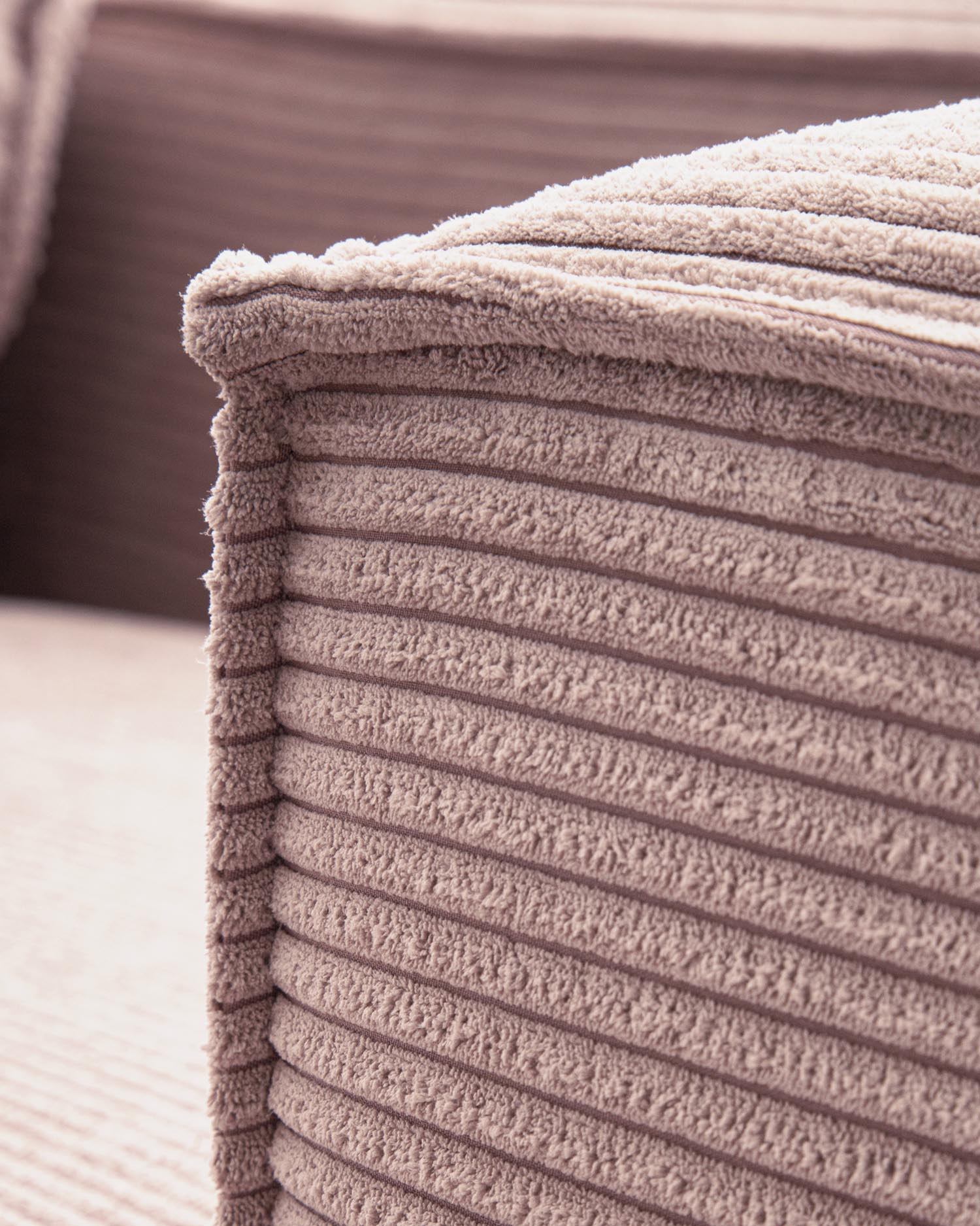 Stilvolles 3-Sitzer-Sofa in zartem Rosaton aus breitem Cord, 240 cm – ideal für gemütliche Stunden und moderne Wohnkonzepte.