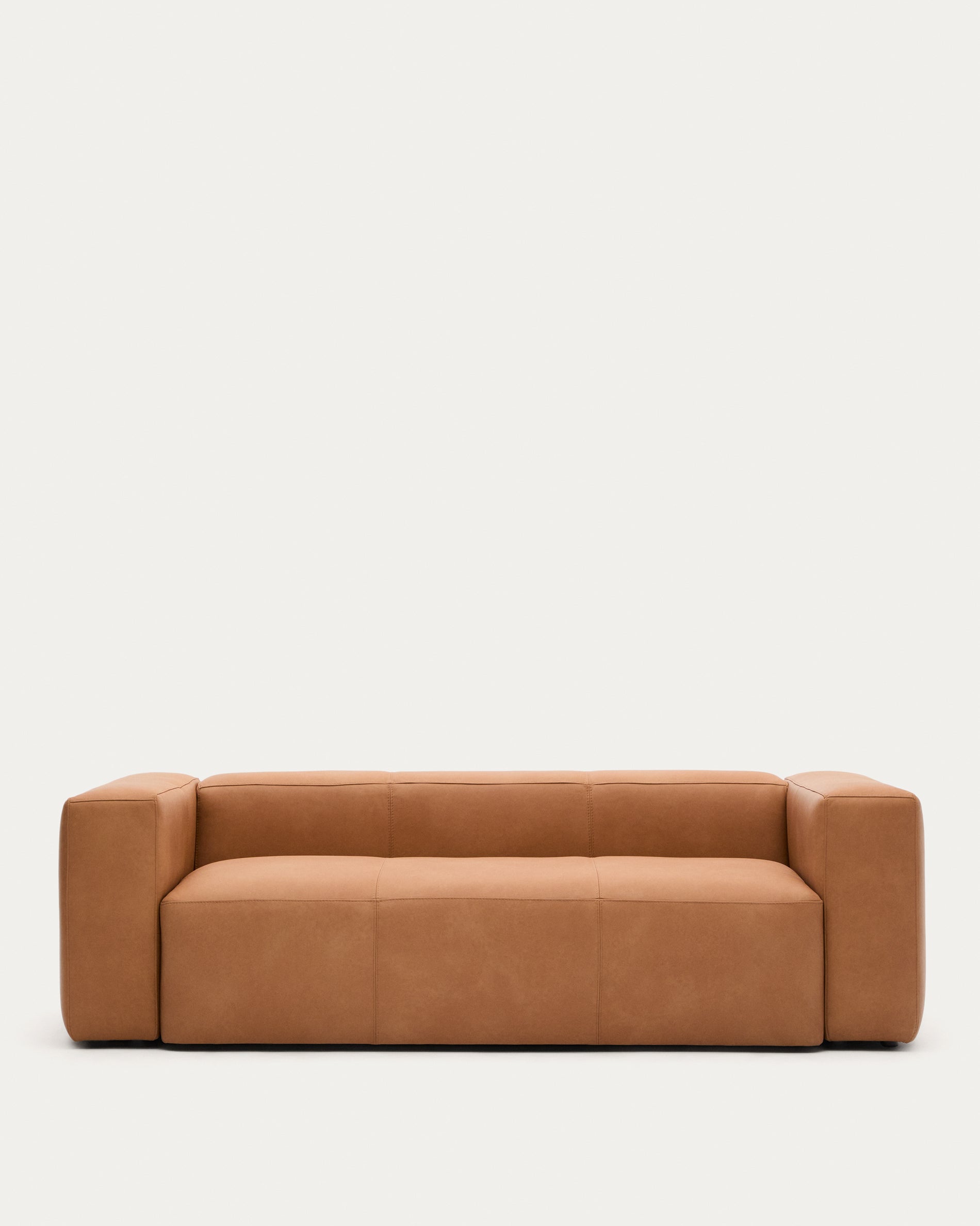 Sofa Blok aus braunem Leder 3-Sitzer 240 cm in Braun präsentiert im Onlineshop von KAQTU Design AG. 3er Sofa ist von Kave Home