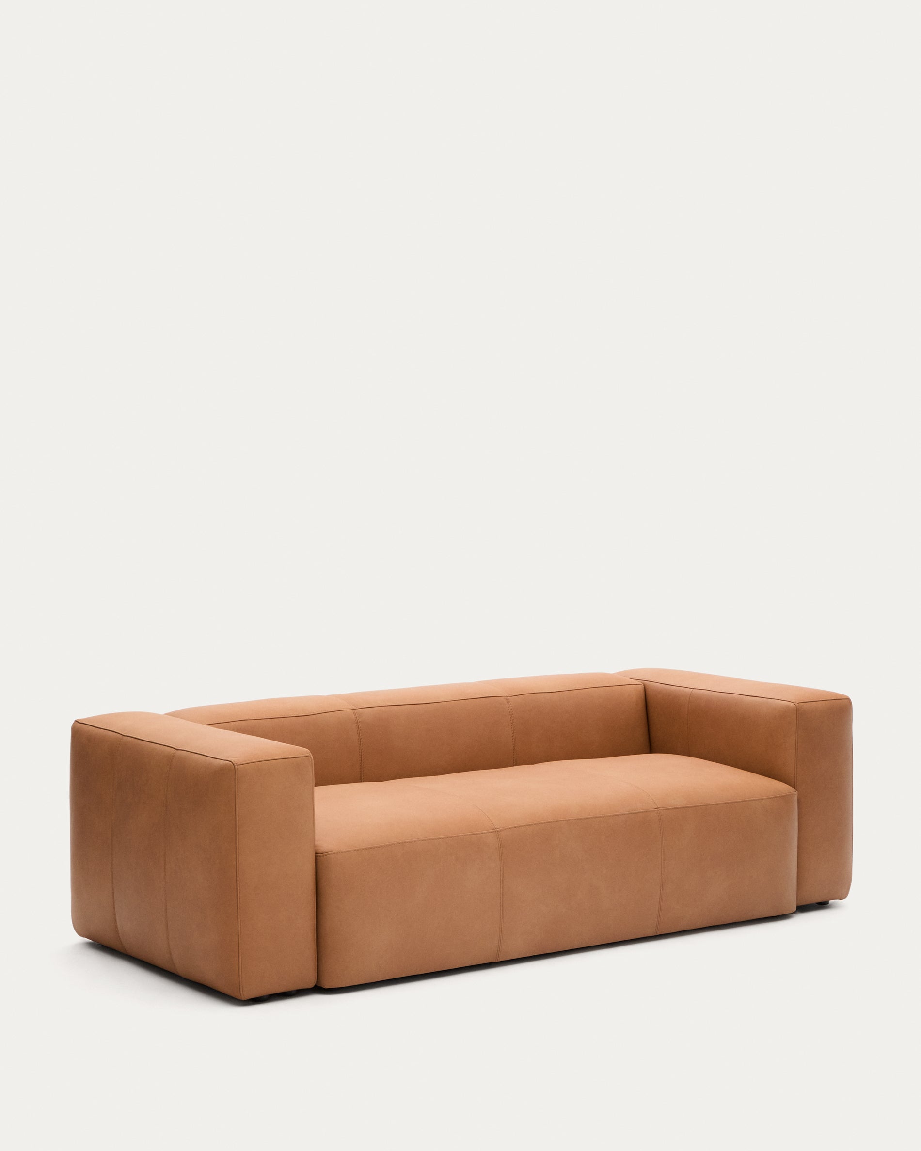 Sofa Blok aus braunem Leder 3-Sitzer 240 cm in Braun präsentiert im Onlineshop von KAQTU Design AG. 3er Sofa ist von Kave Home