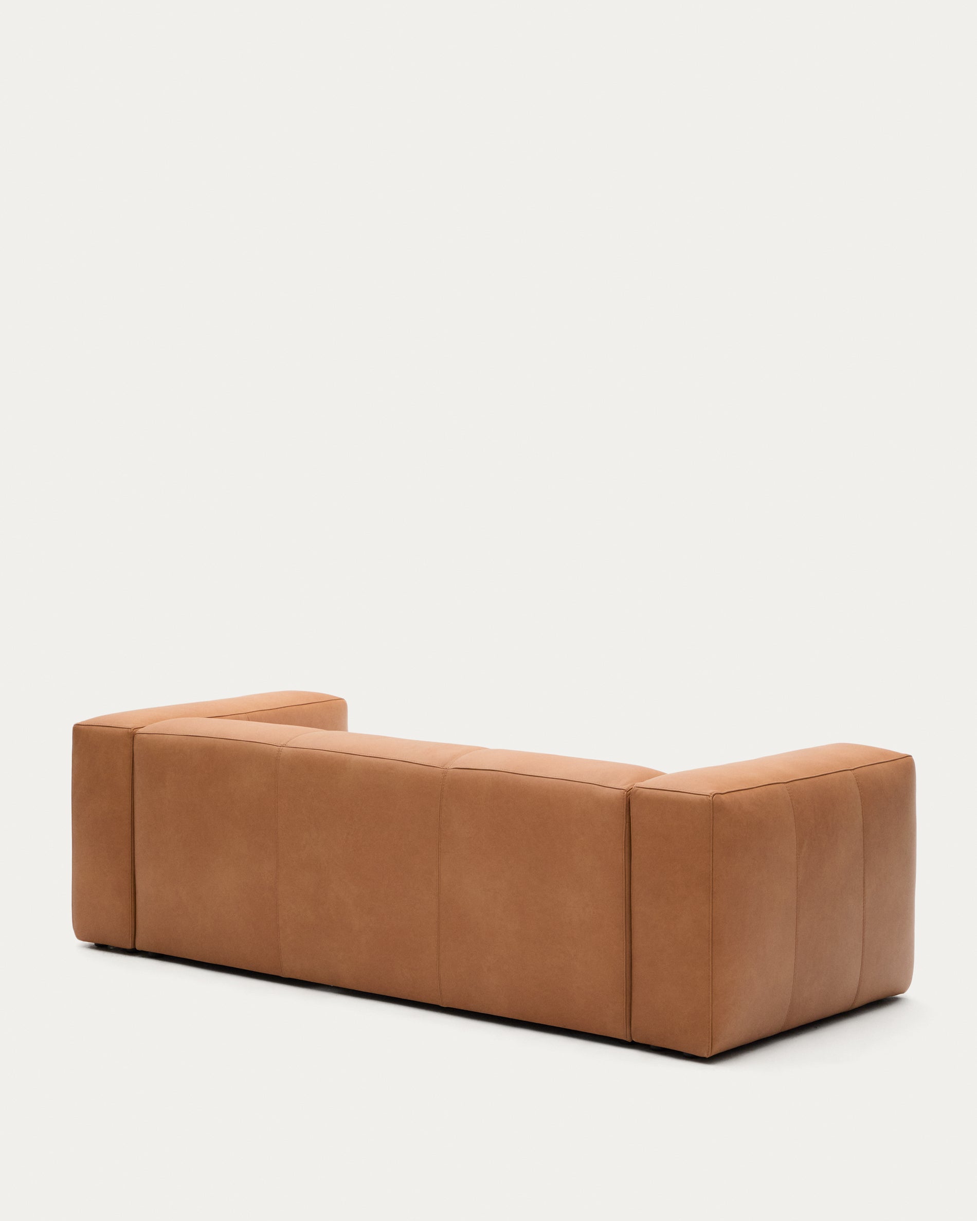 Sofa Blok aus braunem Leder 3-Sitzer 240 cm in Braun präsentiert im Onlineshop von KAQTU Design AG. 3er Sofa ist von Kave Home
