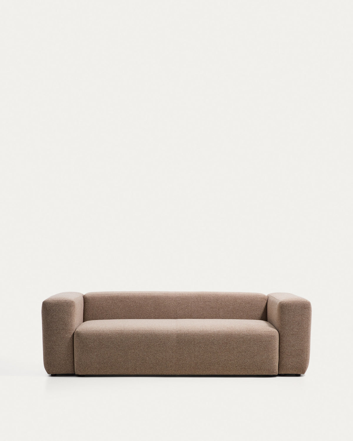 3-Sitzer-Sofa Blok in brauner Chenille, 240 cm, FSC Mix Credit in Taupe präsentiert im Onlineshop von KAQTU Design AG. 3er Sofa ist von Kave Home