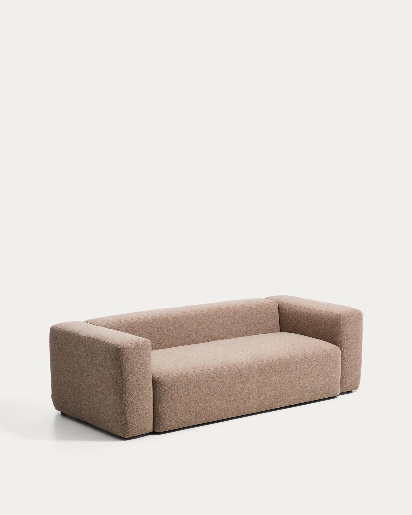 3-Sitzer-Sofa Blok in brauner Chenille, 240 cm, FSC Mix Credit in Taupe präsentiert im Onlineshop von KAQTU Design AG. 3er Sofa ist von Kave Home