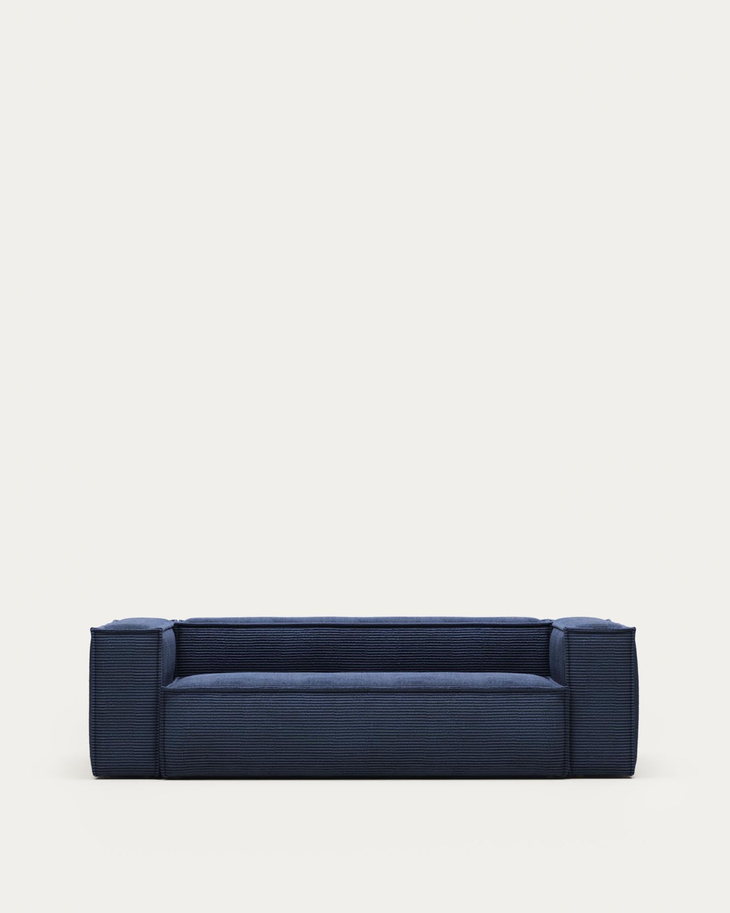 3-Sitzer-Sofa Blok, schwer entflammbar mit dickem, blauem Cord, 240 cm, FSC Mix Credit in Blau präsentiert im Onlineshop von KAQTU Design AG. 3er Sofa ist von Kave Home