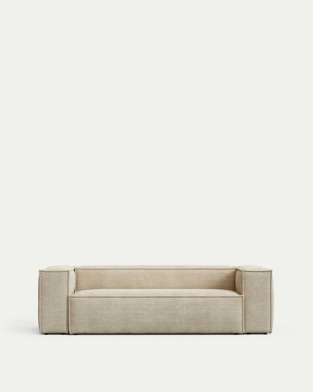 3-Sitzer-Sofa Blok schwer entflammbar mit dickem Cord in Ecru 240 cm FSC Mix Credit in Ecru präsentiert im Onlineshop von KAQTU Design AG. 3er Sofa ist von Kave Home