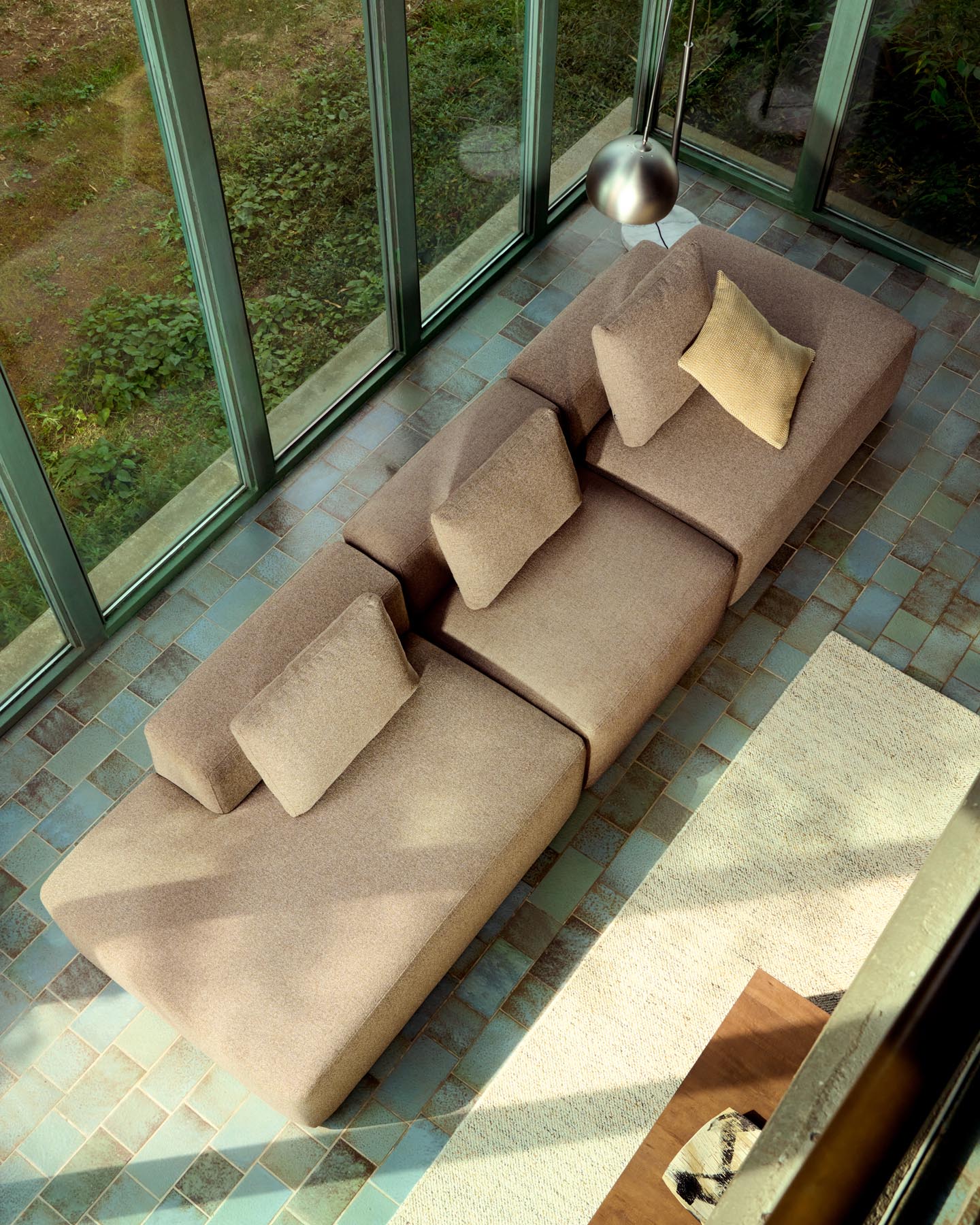 4-Sitzer-Sofa Blok in brauner Chenille, 380 cm, FSC Mix Credit in Taupe präsentiert im Onlineshop von KAQTU Design AG. 4er Sofa ist von Kave Home