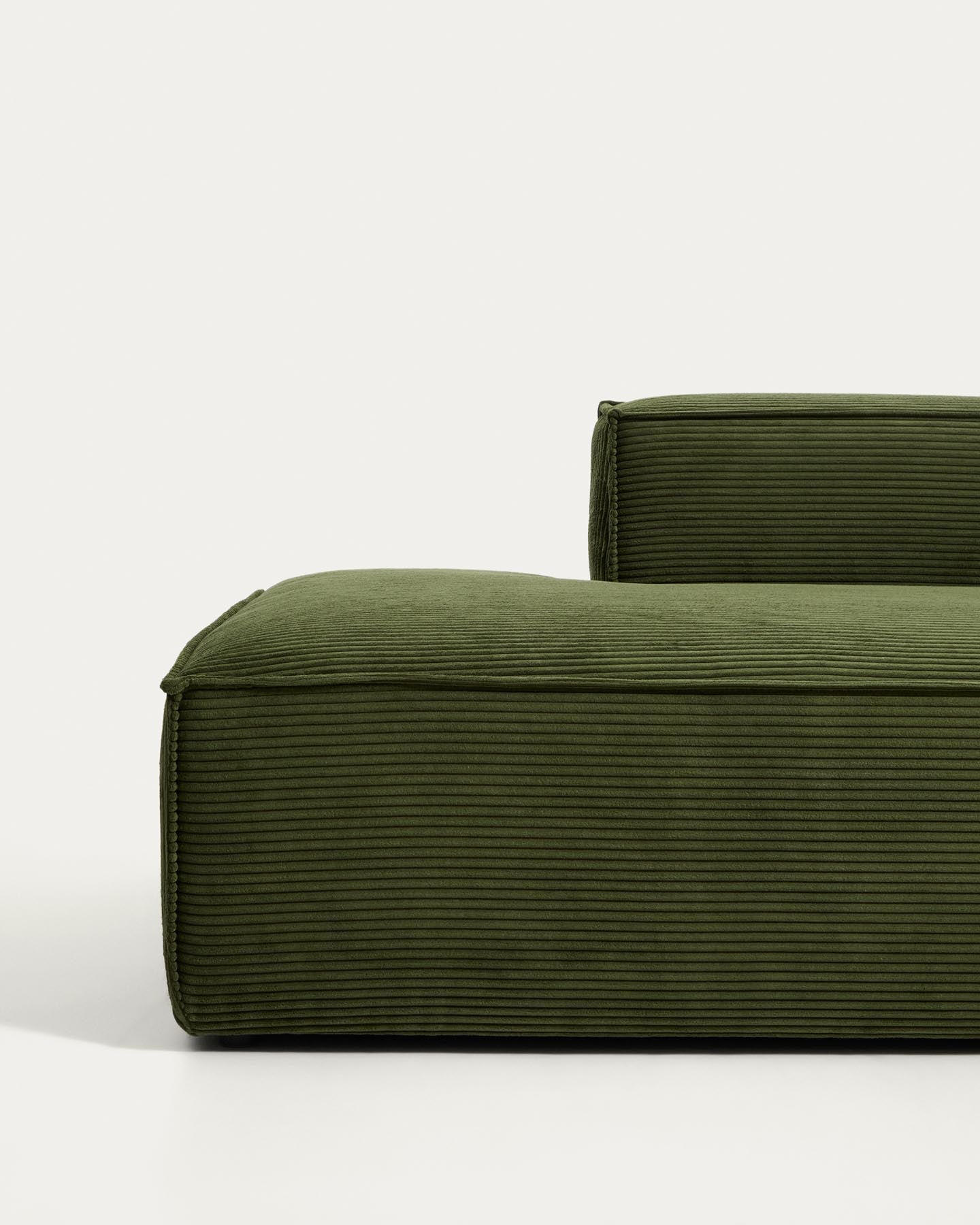 3-Sitzer-Sofa Blok mit Randmodul links in grobem grünem Cord, 325 cm, FSC Mix Credit in Grün präsentiert im Onlineshop von KAQTU Design AG. 3er Sofa ist von Kave Home