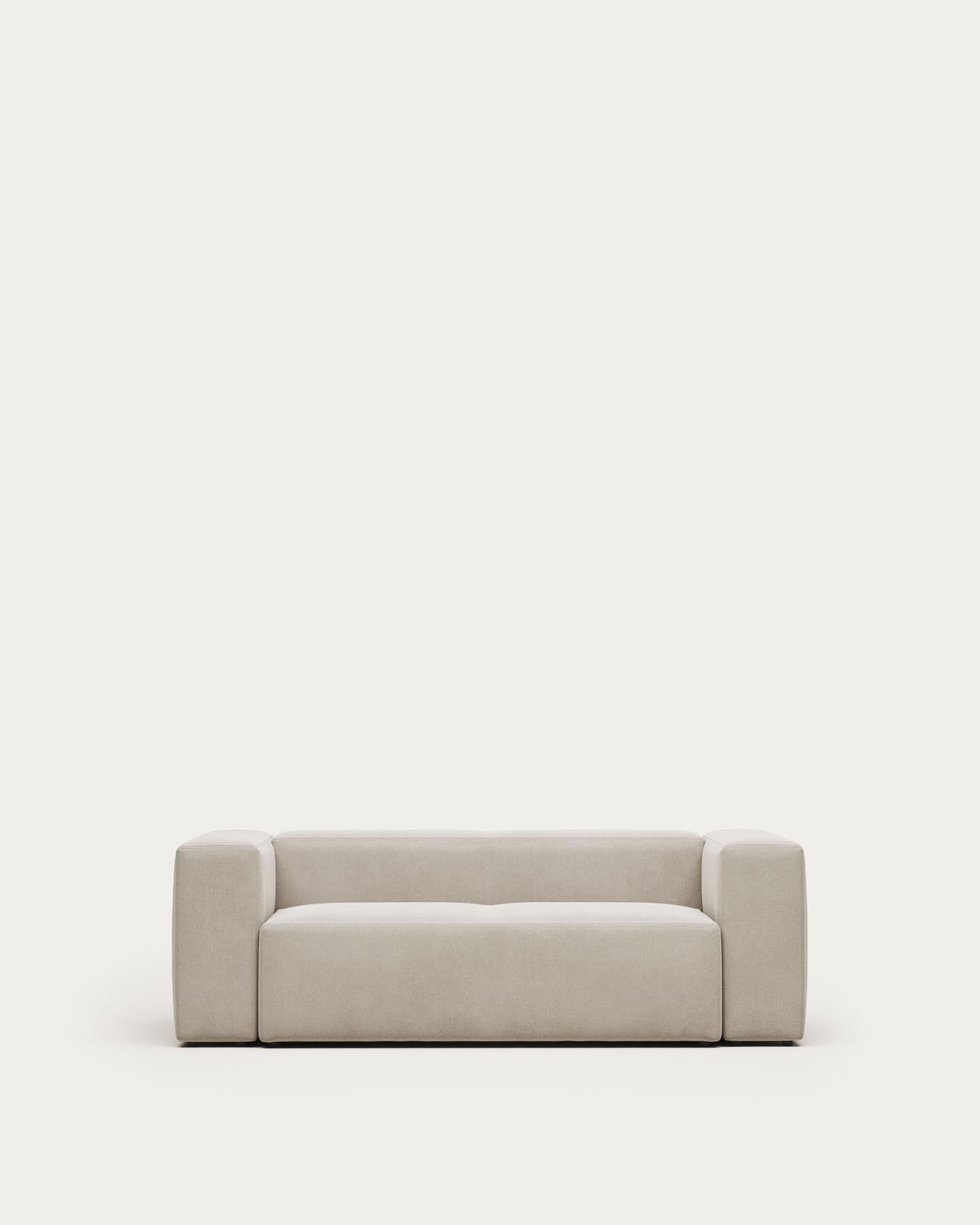 2-Sitzer-Sofa Blok, schwer entflammbar mit weisser Chenille, 210 cm in Grau präsentiert im Onlineshop von KAQTU Design AG. 2er Sofa ist von Kave Home