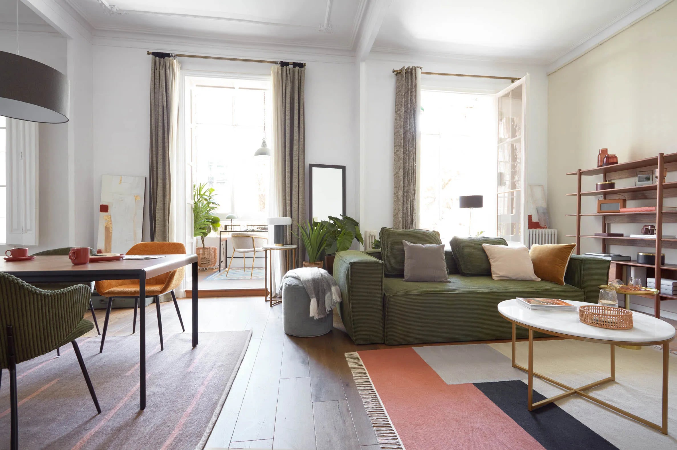 Elegantes 2-Sitzer-Sofa in grünem Cord, 210 cm, FSC-zertifiziert, für stilvollen Komfort und Nachhaltigkeit.