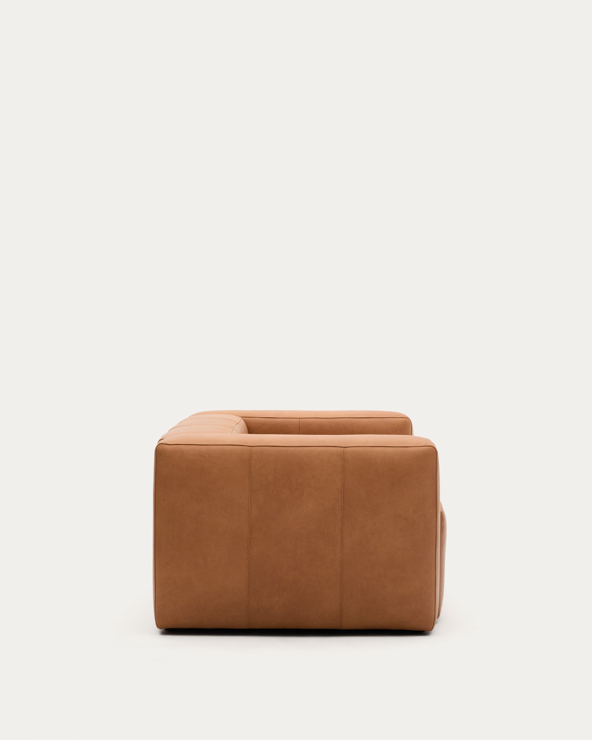 Sofa Blok aus braunem Leder 2-Sitzer 210 cm in Braun präsentiert im Onlineshop von KAQTU Design AG. 2er Sofa ist von Kave Home