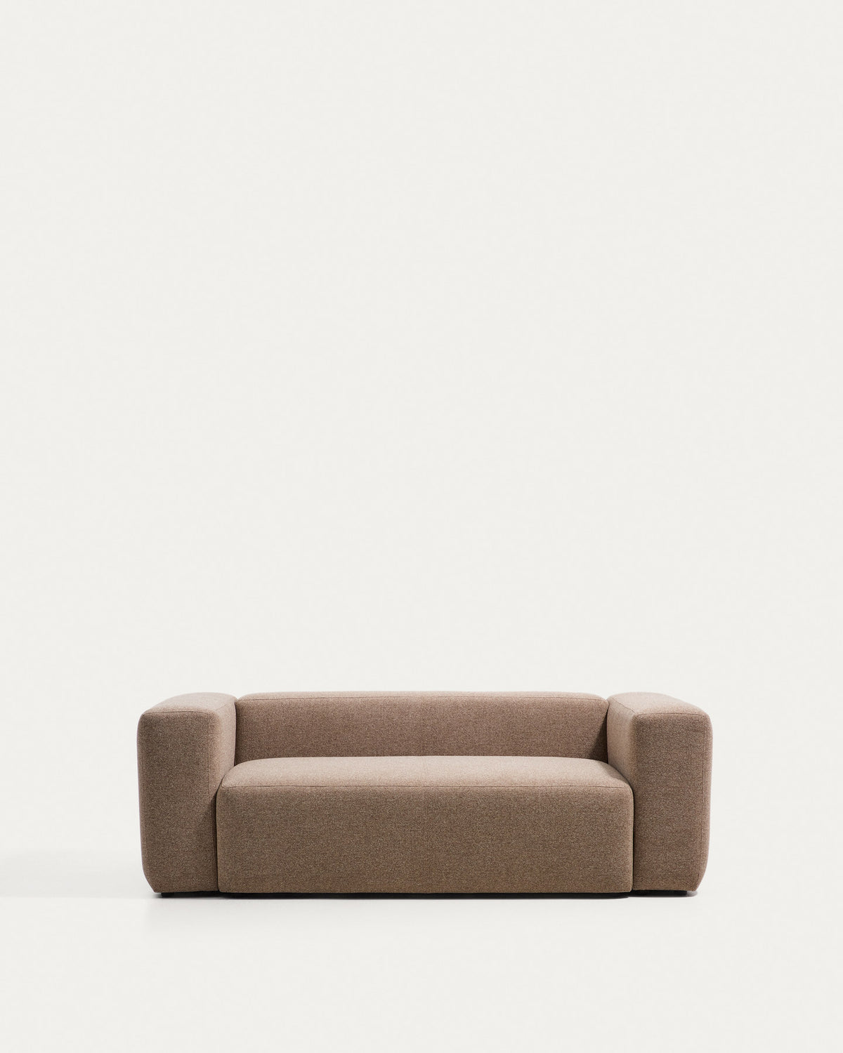 2-Sitzer-Sofa Blok in brauner Chenille, 210 cm, FSC Mix Credit in Taupe präsentiert im Onlineshop von KAQTU Design AG. 2er Sofa ist von Kave Home