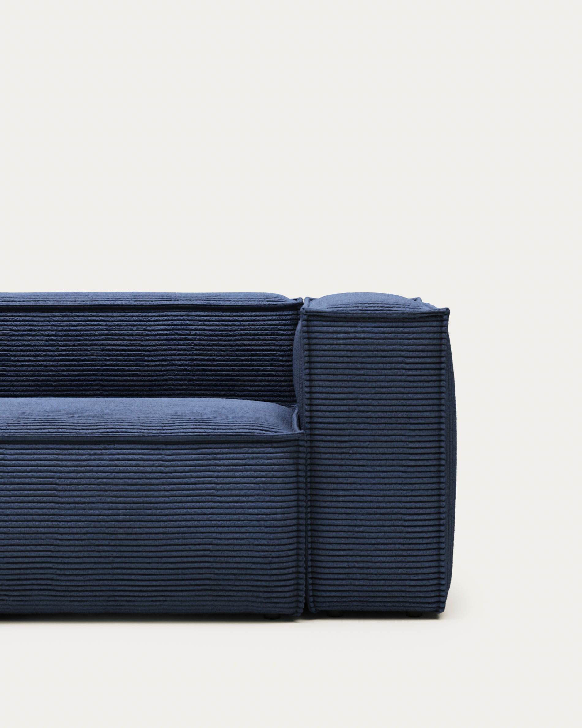 2-Sitzer-Sofa Blok, schwer entflammbar mit dickem, blauem Cord, 210 cm, FSC Mix Credit in Blau präsentiert im Onlineshop von KAQTU Design AG. 2er Sofa ist von Kave Home