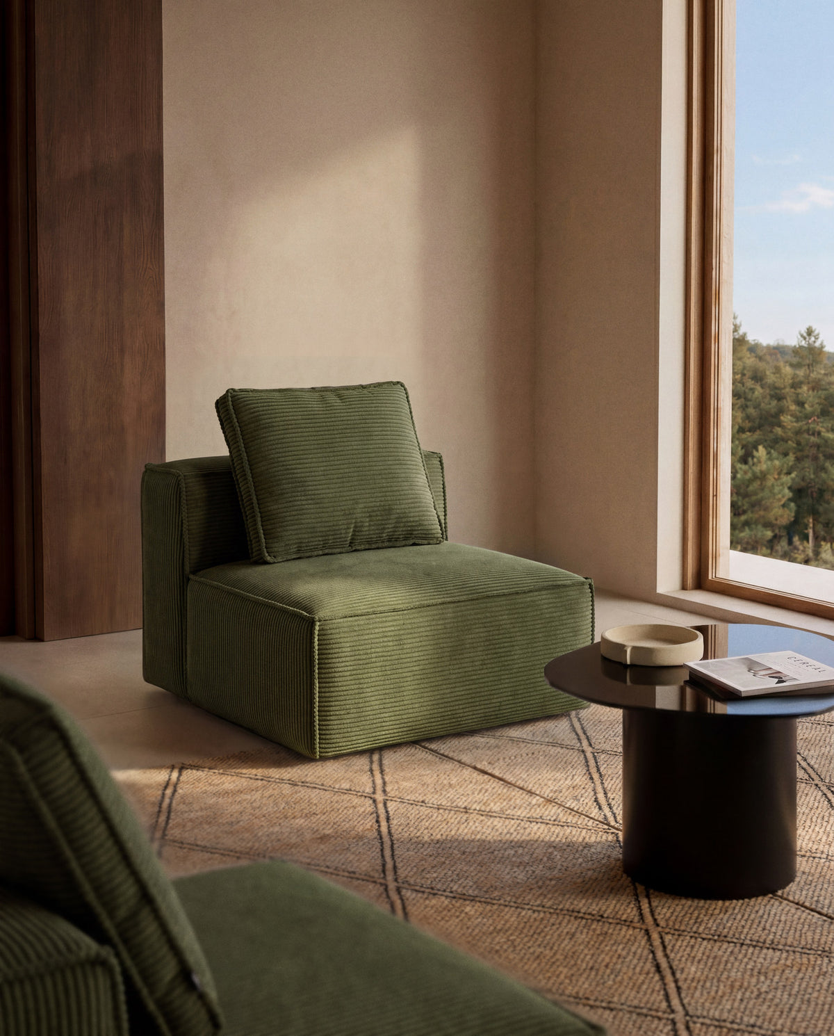 Sessel Blok mit grobem grünem Cord 90 cm FSC Mix Credit in Grün präsentiert im Onlineshop von KAQTU Design AG. Pouf ist von Kave Home